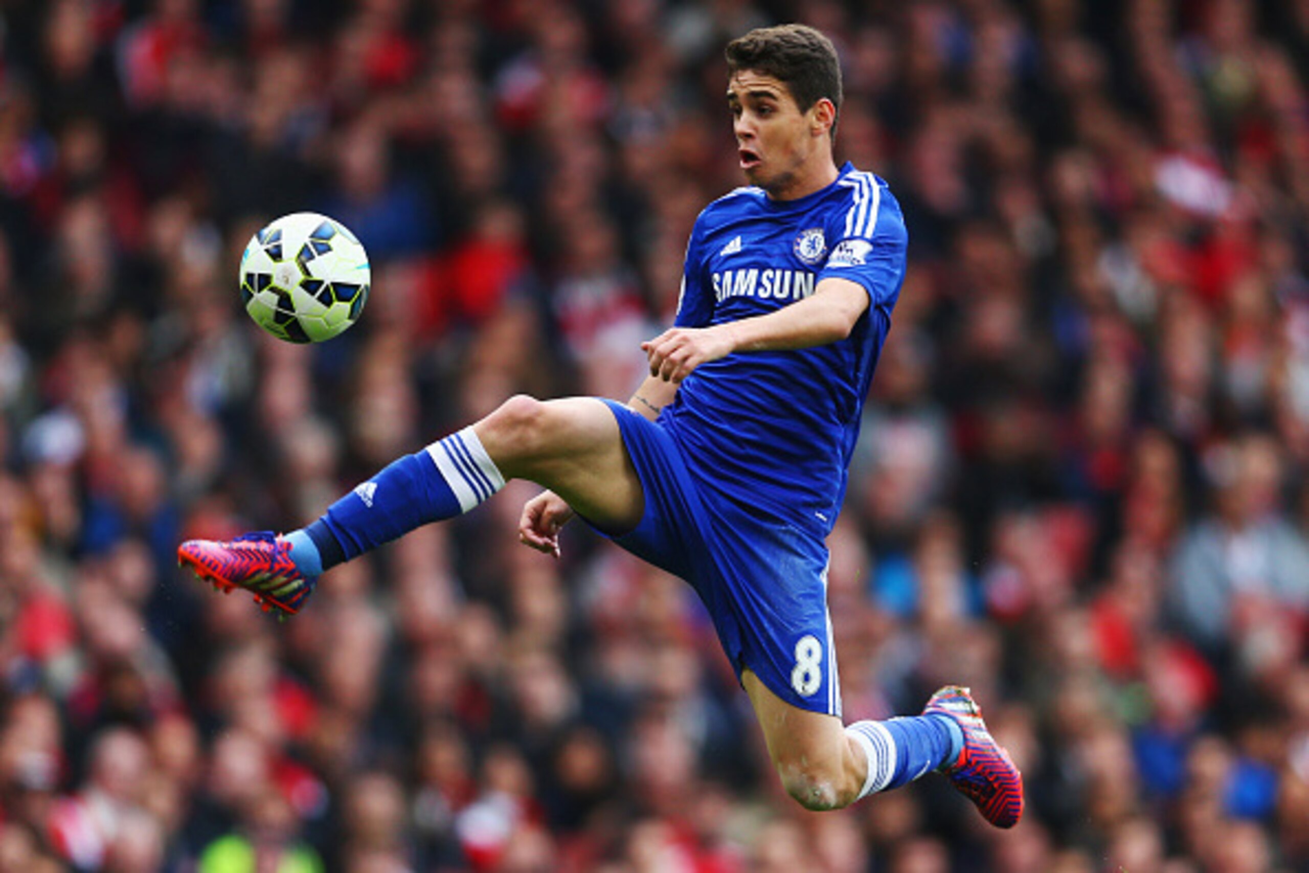 LONDON, ENGLAND - APRIL 26:  Oscar of Chelsea controls the ball during the Barclays Premier League match between Arsenal and Chelsea at Emirates Stadium on April 26, 2015 in London, England.  (Photo by Paul Gilham/Getty Images)
