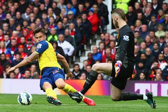 MANCHESTER, ENGLAND - MAY 17:  Olivier Giroud of Arsenal is faced by David De Gea of Manchester United as he misses a chance during the Barclays Premier League match between Manchester United and Arsenal at Old Trafford on May 17, 2015 in Manchester, Engl