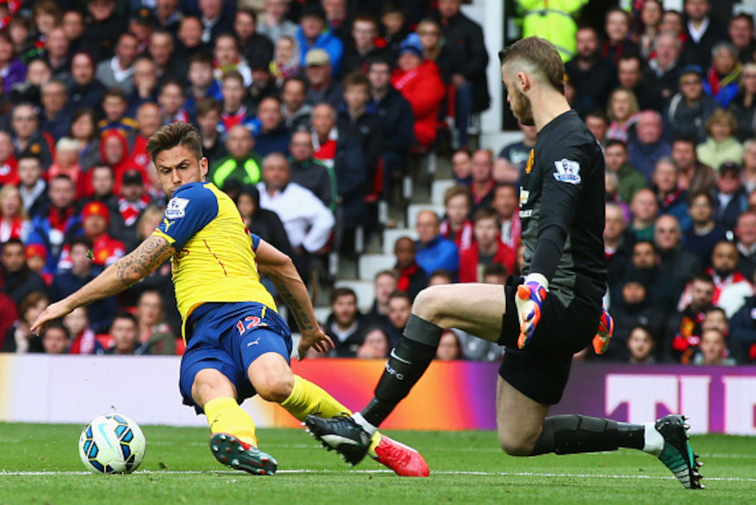 MANCHESTER, ENGLAND - MAY 17:  Olivier Giroud of Arsenal is faced by David De Gea of Manchester United as he misses a chance during the Barclays Premier League match between Manchester United and Arsenal at Old Trafford on May 17, 2015 in Manchester, Engl