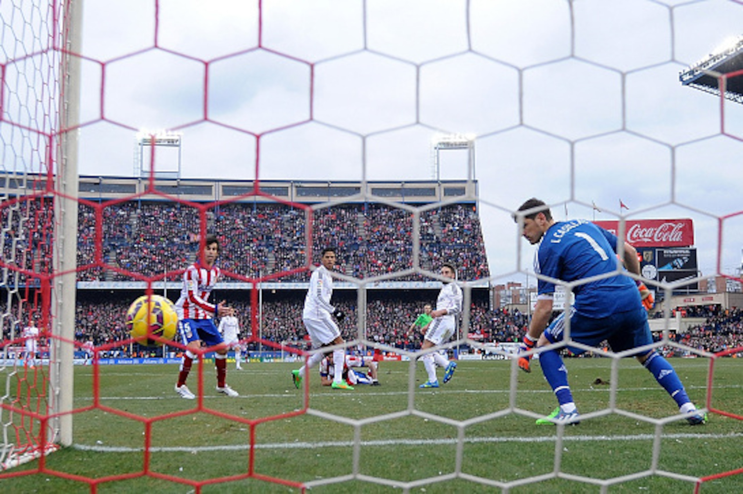 MADRID, SPAIN - FEBRUARY 07:  Mario Mandzukic of Club Atletico de Madrid scores his team's 4th goal past Iker Casillas of Real Madrid during the La Liga match between Club Atletico de Madrid and Real Madrid at Vicente Calderon Stadium on February 7, 2015 