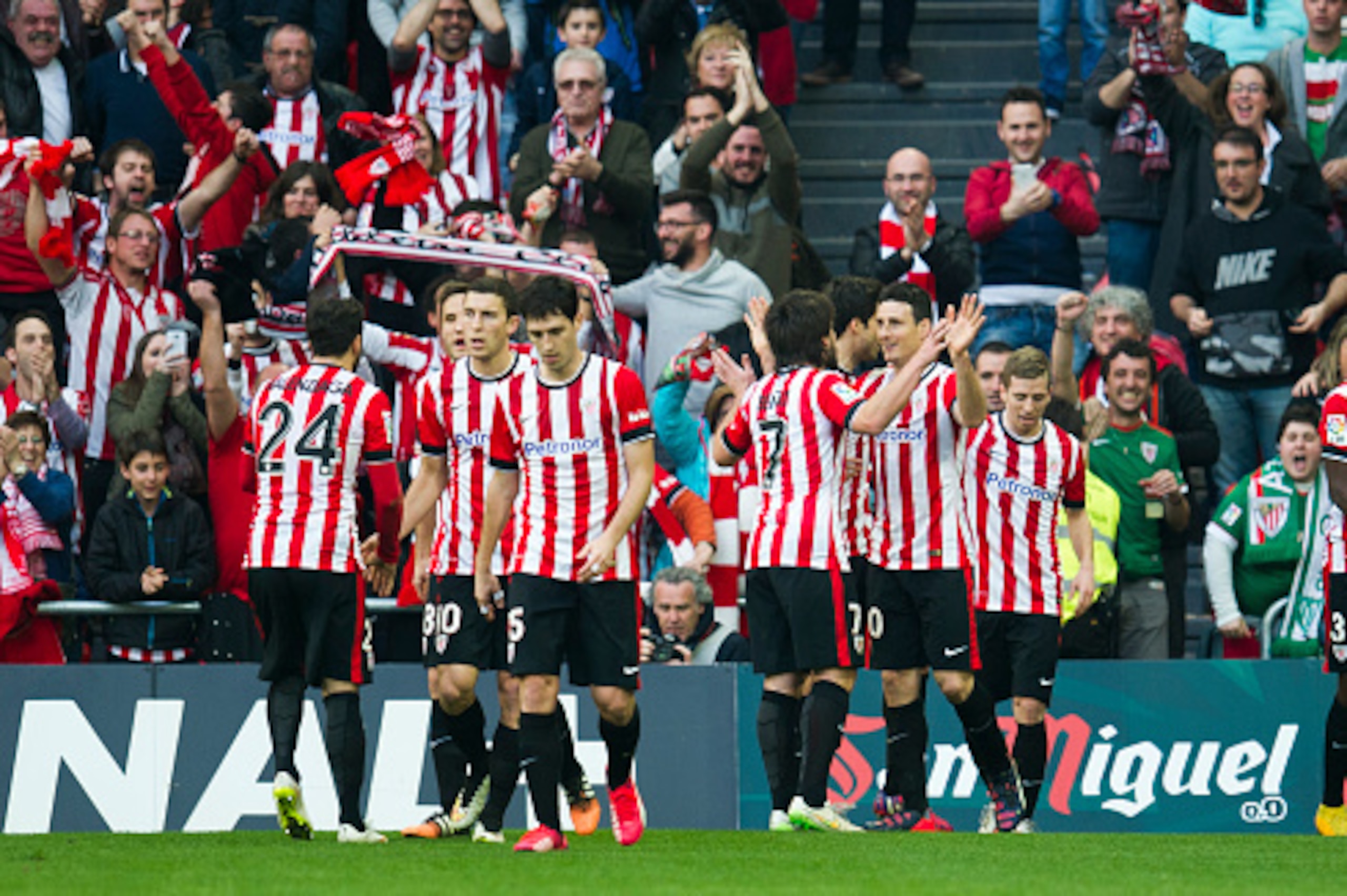 BILBAO, SPAIN - MARCH 07: Aritz Aduriz of Athletic Club celebrates after scoring during the La Liga match between Athletic Club Bilbao and Real Madrid CF at San Mames Stadium on March 7, 2015 in Bilbao, Spain. (Photo by Juan Manuel Serrano Arce/Getty Im BILBAO, SPAIN - MARCH 07: Aritz Aduriz of Athletic Club celebrates after scoring during the La Liga match between Athletic Club Bilbao and Real Madrid CF at San Mames Stadium on March 7, 2015 in Bilbao, Spain. (Photo by Juan Manuel Serrano Arce/Getty Im
