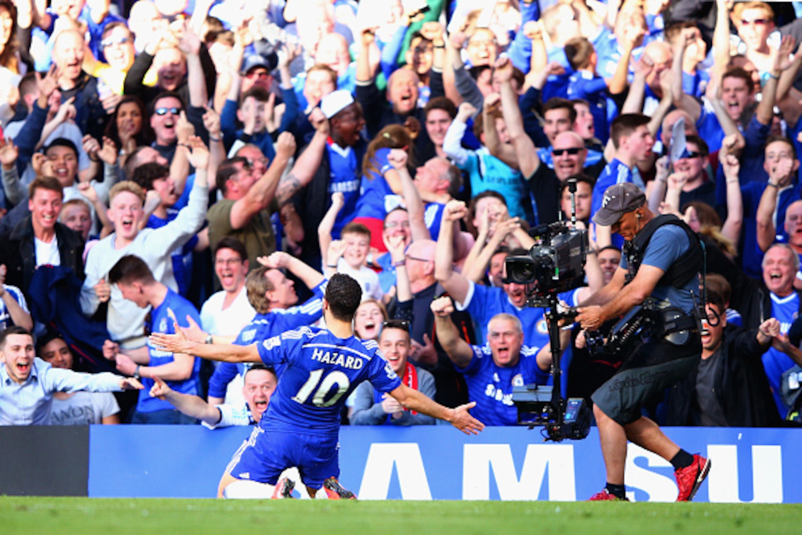 LONDON, ENGLAND - APRIL 18: Eden Hazard of Chelsea celebrates scoring the opening goal during the Barclays Premier League match between Chelsea and Manchester United at Stamford Bridge on April 18, 2015 in London, England. (Photo by Ian Walton/Getty Ima LONDON, ENGLAND - APRIL 18: Eden Hazard of Chelsea celebrates scoring the opening goal during the Barclays Premier League match between Chelsea and Manchester United at Stamford Bridge on April 18, 2015 in London, England. (Photo by Ian Walton/Getty Ima