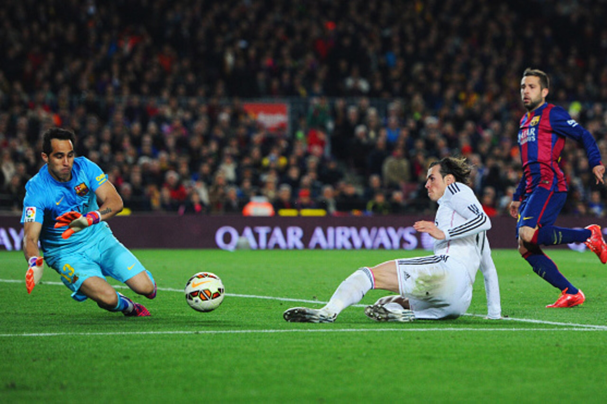 BARCELONA, SPAIN - MARCH 22: Claudio Bravo of Barcelona makes as save from Gareth Bale of Real Madrid CF during the La Liga match between FC Barcelona and Real Madrid CF at Camp Nou on March 22, 2015 in Barcelona, Spain. (Photo by Alex Caparros/Getty Im BARCELONA, SPAIN - MARCH 22: Claudio Bravo of Barcelona makes as save from Gareth Bale of Real Madrid CF during the La Liga match between FC Barcelona and Real Madrid CF at Camp Nou on March 22, 2015 in Barcelona, Spain. (Photo by Alex Caparros/Getty Im