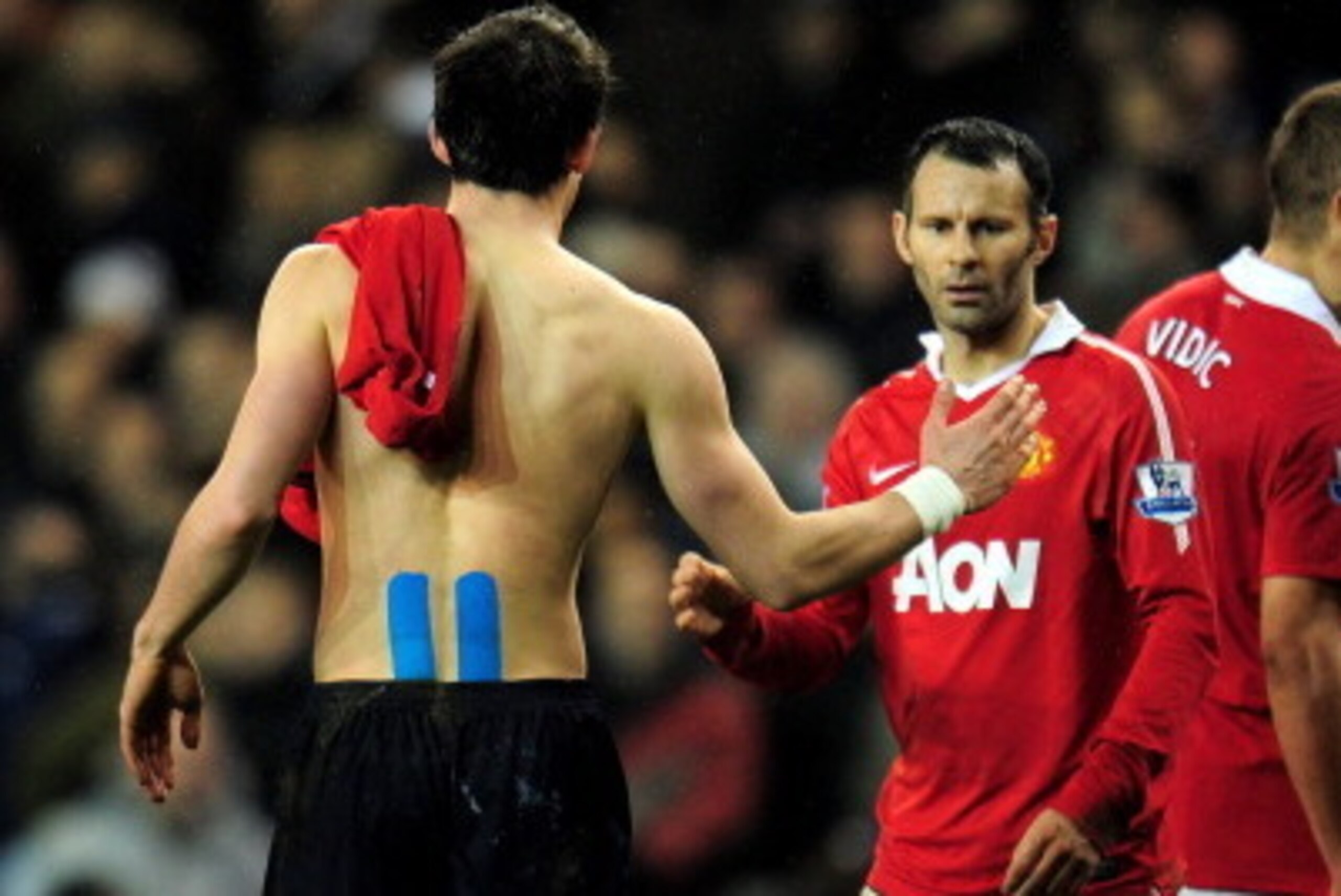 LONDON, ENGLAND - JANUARY 16:  Following the final whistle fellow Welshmen Gareth Bale (L) of Spurs and Ryan Giggs (R) of Manchester United shake hands during the Barclays Premier League match between Tottenham Hotspur and Manchester United at White Hart 