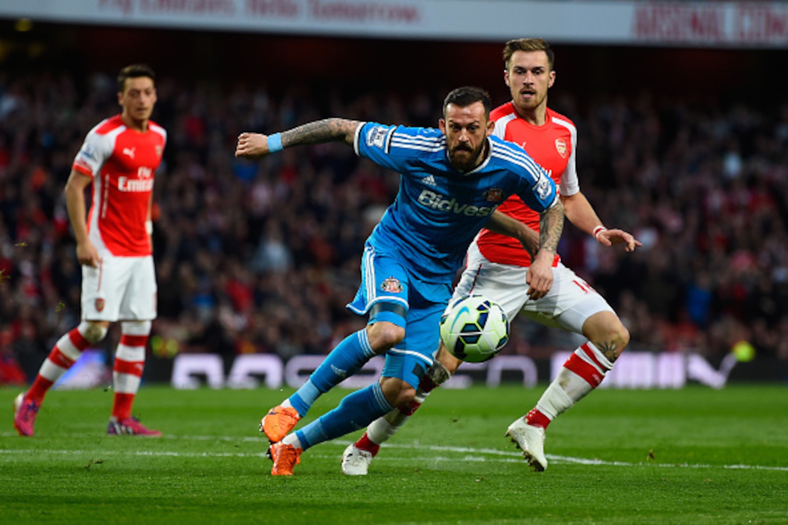 LONDON, ENGLAND - MAY 20:  Steven Fletcher of Sunderland and Aaron Ramsey of Arsenal compete for the ball during the Barclays Premier League match between Arsenal and Sunderland at Emirates Stadium on May 20, 2015 in London, England.  (Photo by Mike Hewit