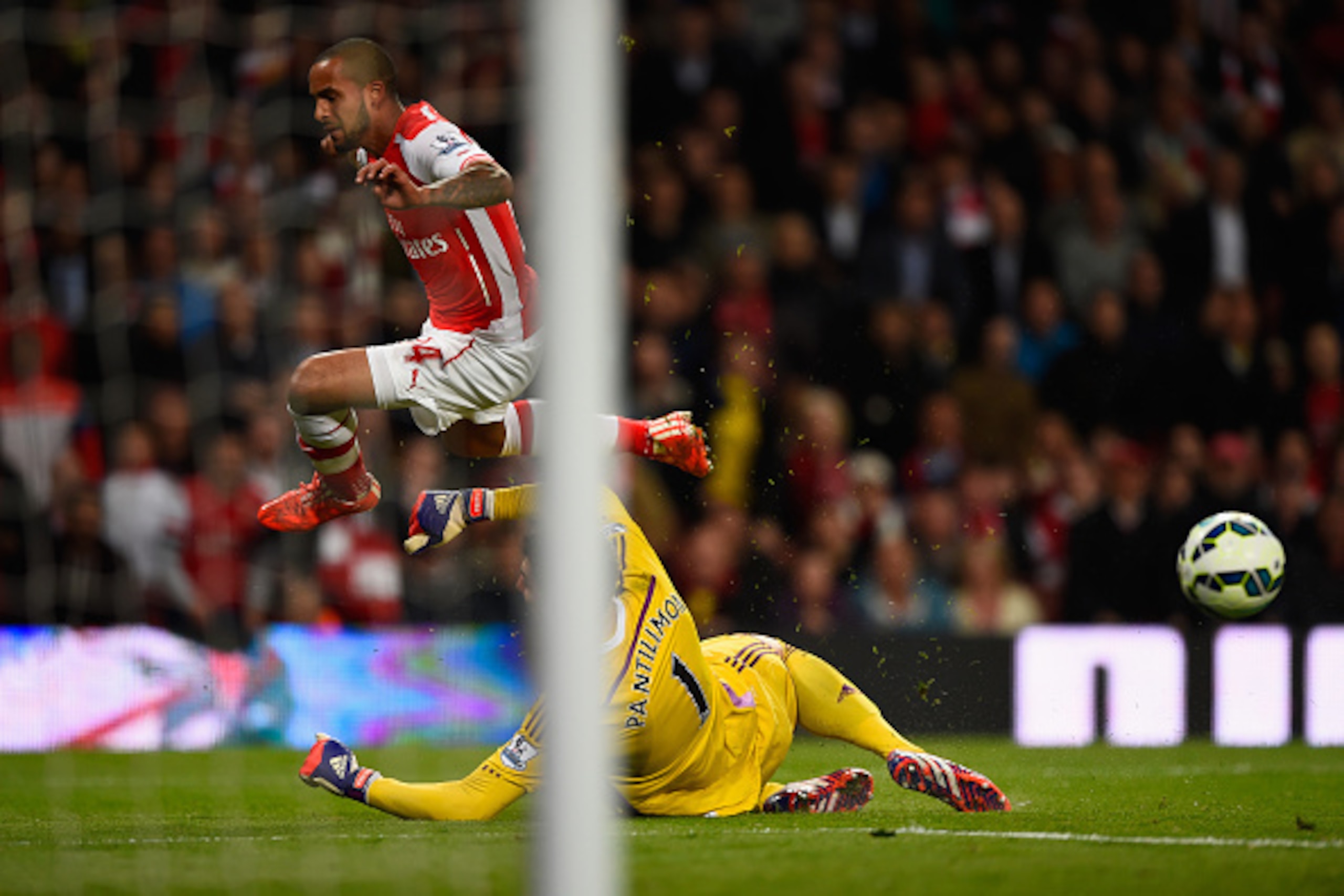 LONDON, ENGLAND - MAY 20:  Costel Pantilimon of Sunderland dives at the feet of Theo Walcott of Arsenal during the Barclays Premier League match between Arsenal and Sunderland at Emirates Stadium on May 20, 2015 in London, England.  (Photo by Mike Hewitt/