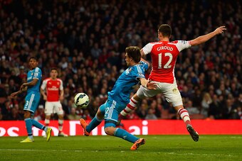LONDON, ENGLAND - MAY 20:  Sebastian Coates of Sunderland challenges Olivier Giroud of Arsenal during the Barclays Premier League match between Arsenal and Sunderland at Emirates Stadium on May 20, 2015 in London, England.  (Photo by Mike Hewitt/Getty Ima