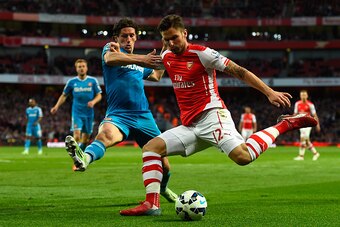 LONDON, ENGLAND - MAY 20:  Billy Jones of Sunderland goes in to tackle Olivier Giroud of Arsenal during the Barclays Premier League match between Arsenal and Sunderland at Emirates Stadium on May 20, 2015 in London, England.  (Photo by Mike Hewitt/Getty I