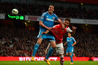 LONDON, ENGLAND - MAY 20:  John O'Shea of Sunderland and Olivier Giroud of Arsenal tussle for the ball during the Barclays Premier League match between Arsenal and Sunderland at Emirates Stadium on May 20, 2015 in London, England.  (Photo by Mike Hewitt/G