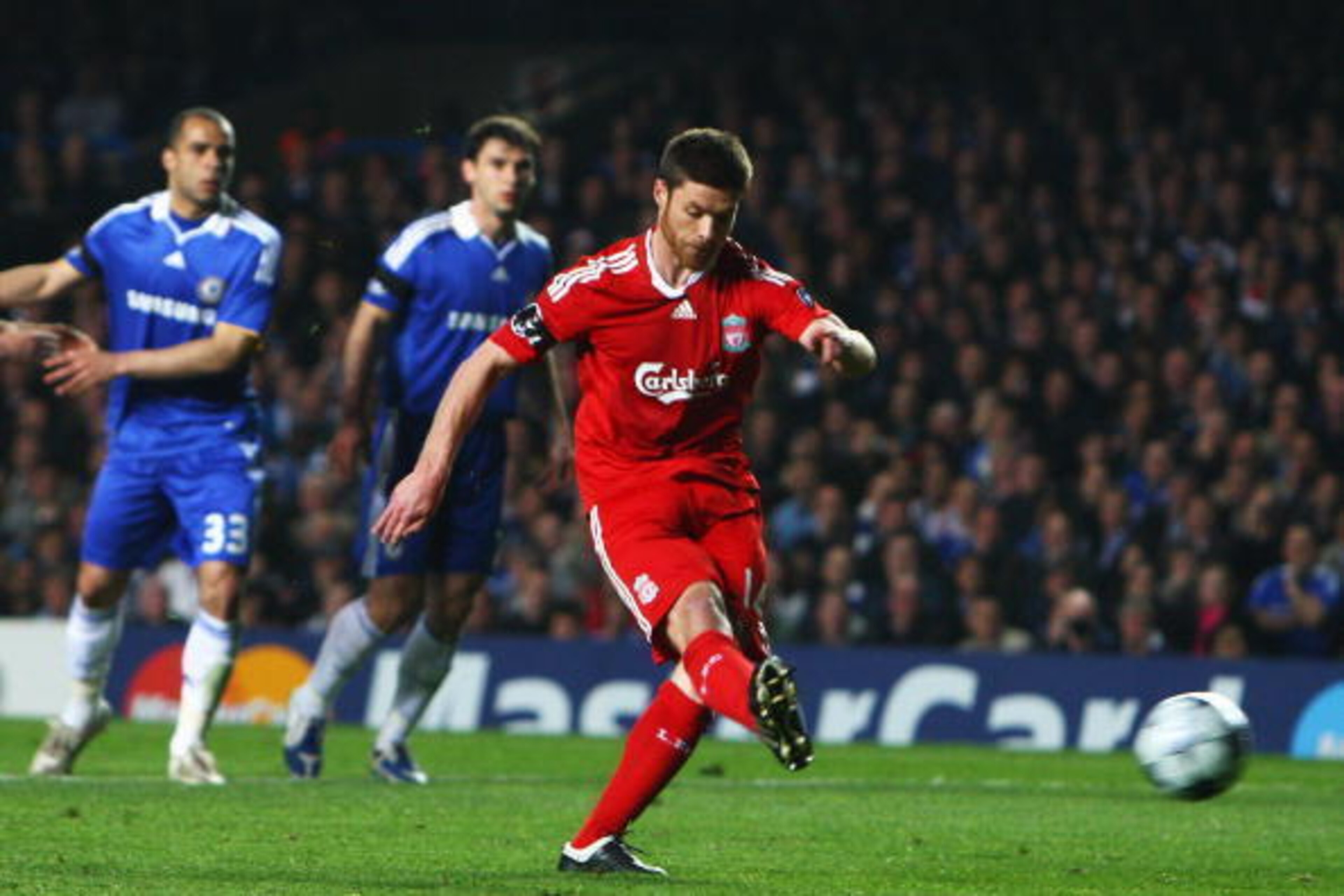 LONDON - APRIL 14: Xabi Alonso of Liverpool scores from the penalty spot during the UEFA Champions League Quarter Final Second Leg match between Chelsea and Liverpool at Stamford Bridge on April 14, 2009 in London, England.  (Photo by Jamie McDonald/Getty
