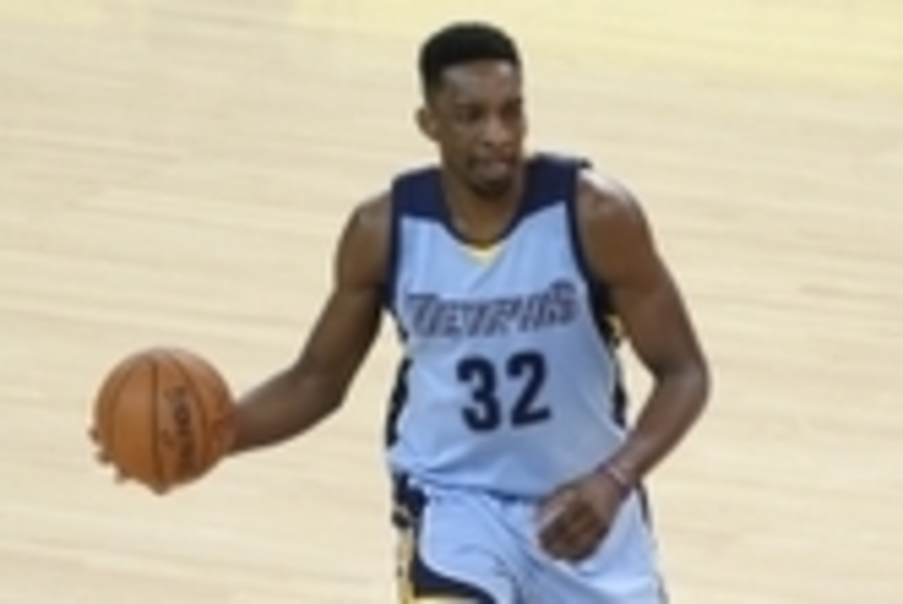 May 5, 2015; Oakland, CA, USA; Memphis Grizzlies forward Jeff Green (32) passes the ball against the Golden State Warriors during the second quarter in game two of the second round of the NBA Playoffs at Oracle Arena. Mandatory Credit: Kelley L Cox-USA TO