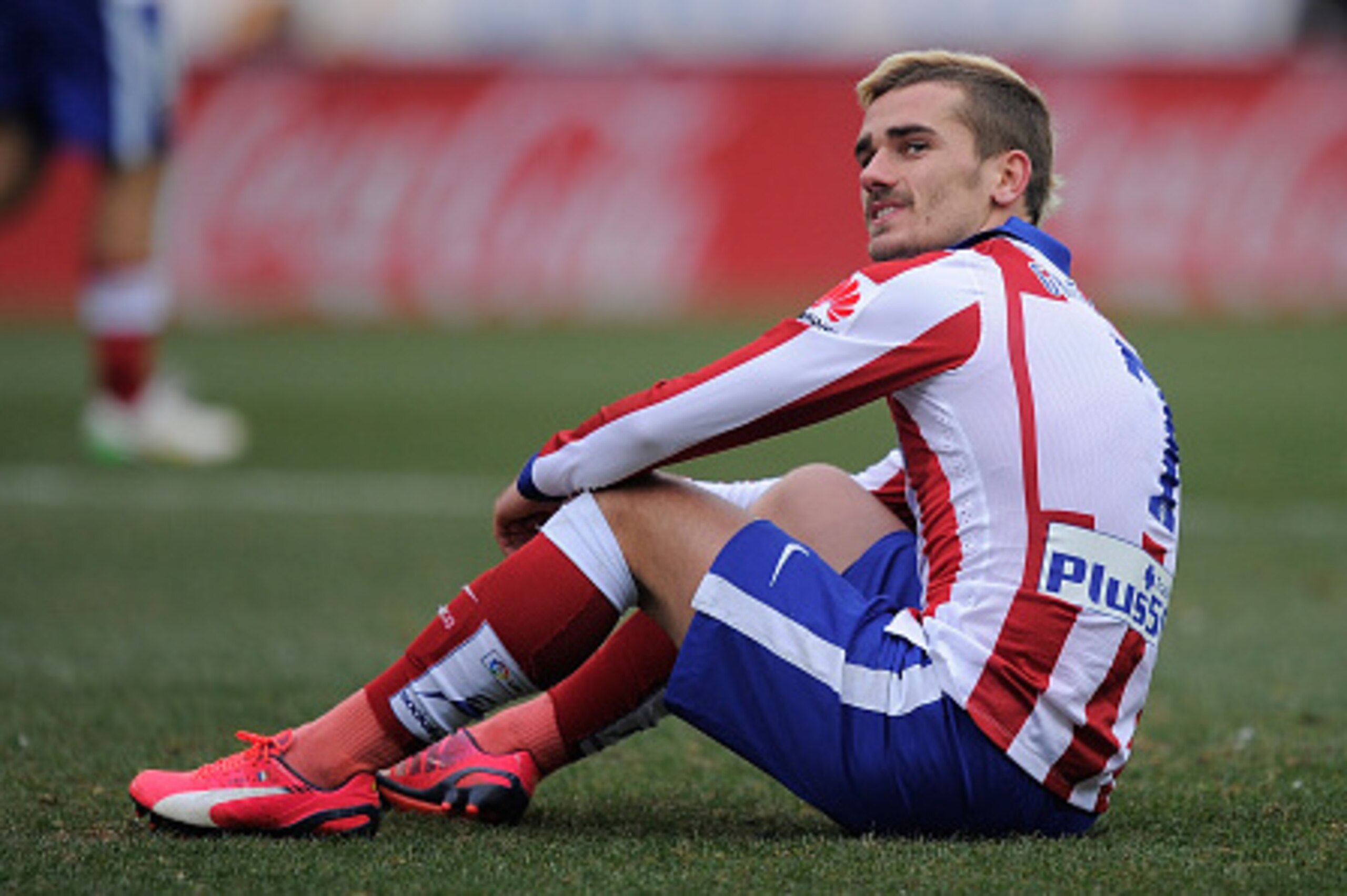 MADRID, SPAIN - FEBRUARY 07:  Antoine Griezmann of Club Atletico de Madrid looks on during the La Liga match between Club Atletico de Madrid and Real Madrid at Vicente Calderon Stadium on February 7, 2015 in Madrid, Spain.  (Photo by Denis Doyle/Getty Ima