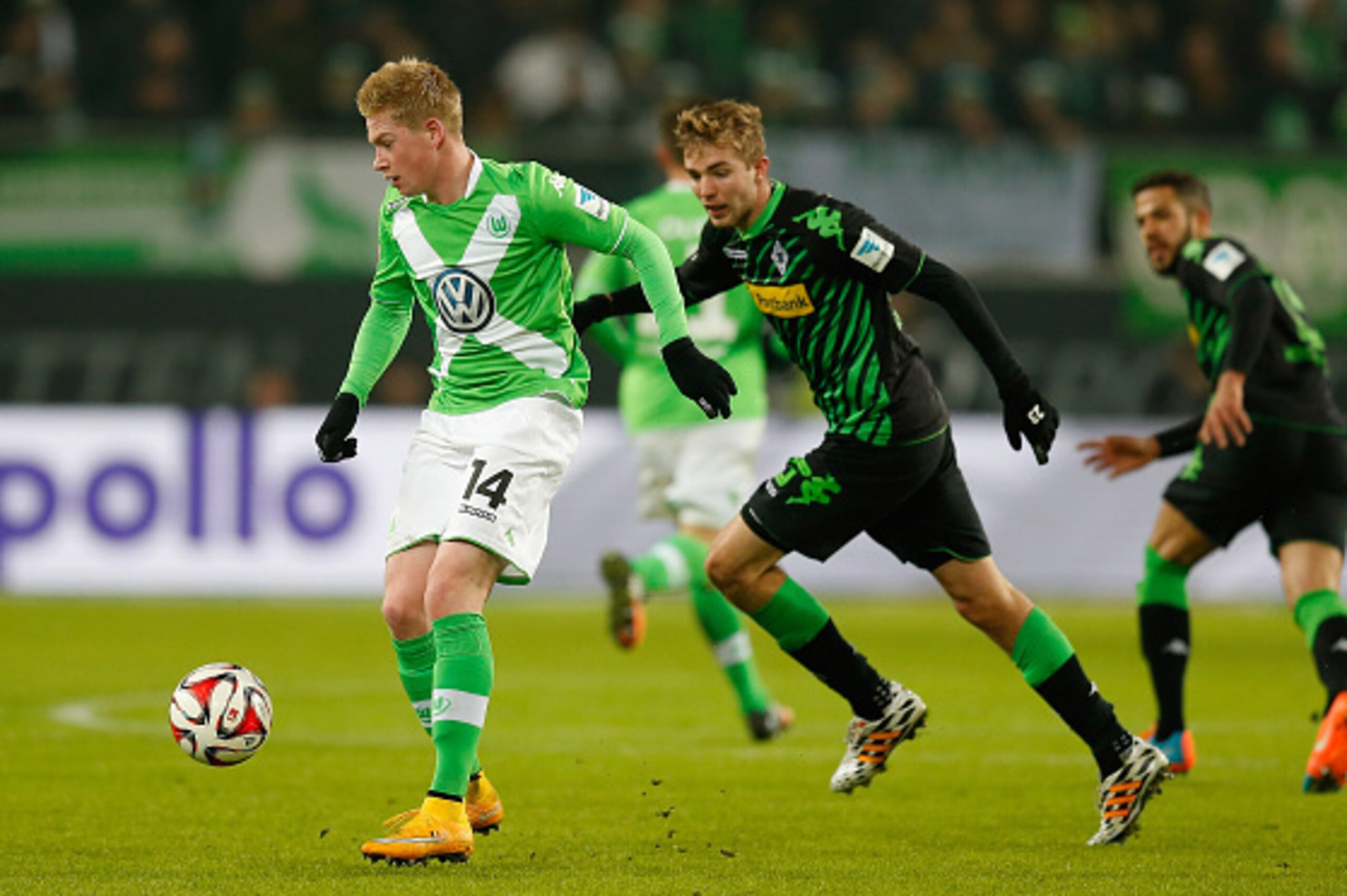 WOLFSBURG, GERMANY - NOVEMBER 30:  Kevin De Bruyne of Wolfsburg is challenged by Christoph Kramer of Moenchengladbach during the Bundesliga match between VfL Wolfsburg and Borussia Moenchengladbach at Volkswagen Arena on November 30, 2014 in Wolfsburg, Ge