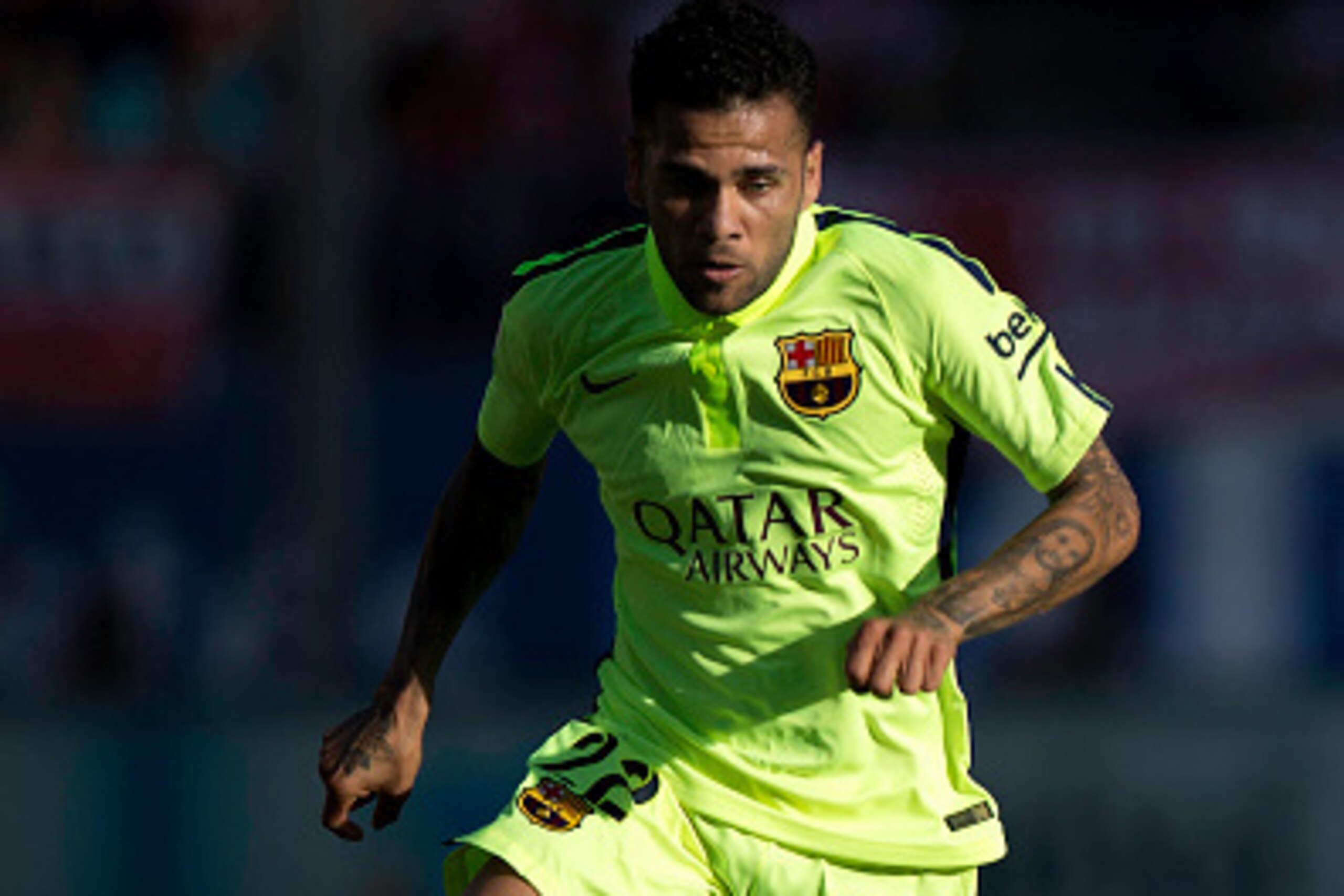 MADRID, SPAIN - MAY 17:  Dani Alves of FC Barcelona controls the ball during the La Liga match between Club Atletico de Madrid and FC Barcelona at Vicente Calderon Stadium on May 17, 2015 in Madrid, Spain.  (Photo by Gonzalo Arroyo Moreno/Getty Images)
