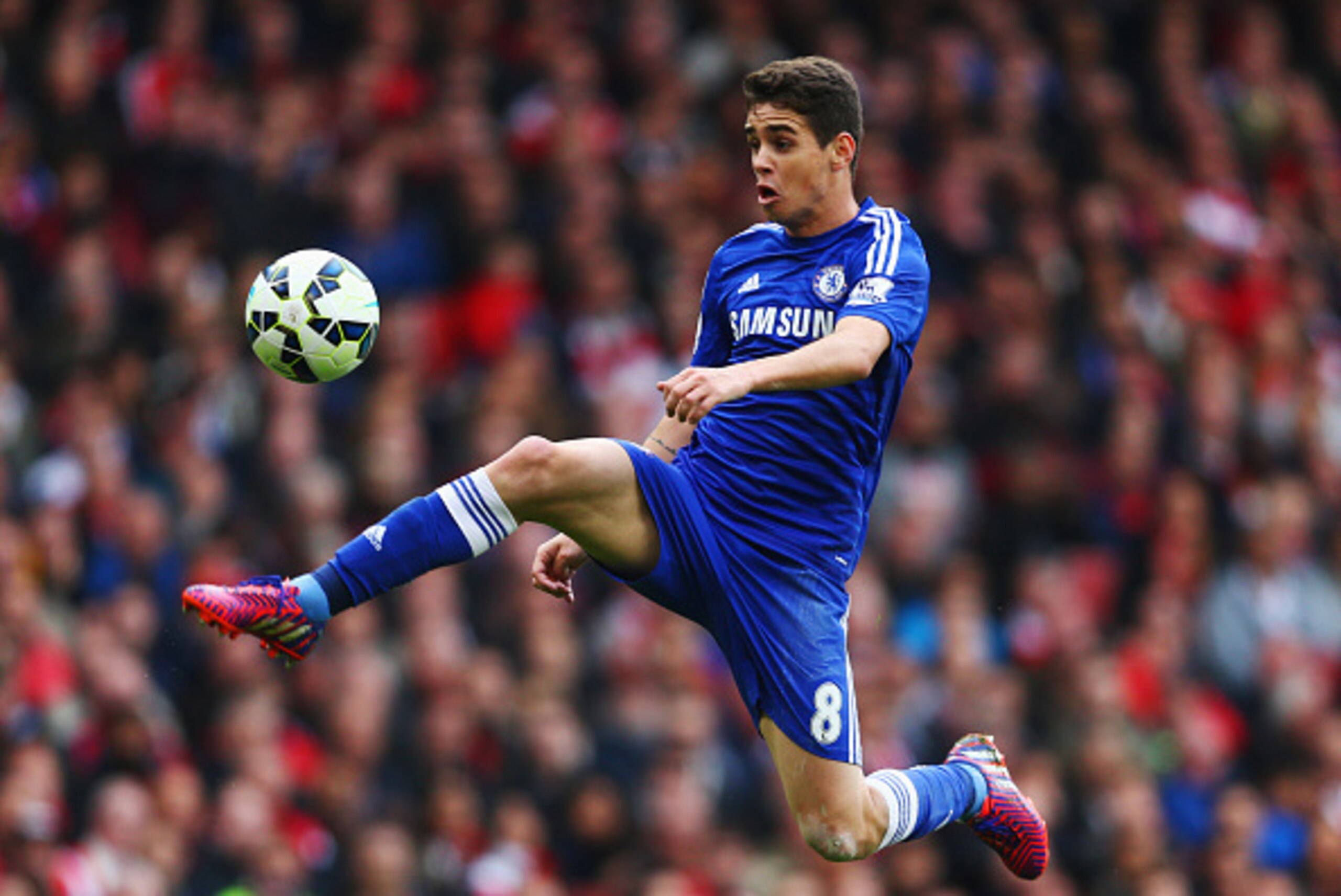 LONDON, ENGLAND - APRIL 26: Oscar of Chelsea controls the ball during the Barclays Premier League match between Arsenal and Chelsea at Emirates Stadium on April 26, 2015 in London, England. (Photo by Paul Gilham/Getty Images) LONDON, ENGLAND - APRIL 26: Oscar of Chelsea controls the ball during the Barclays Premier League match between Arsenal and Chelsea at Emirates Stadium on April 26, 2015 in London, England. (Photo by Paul Gilham/Getty Images)