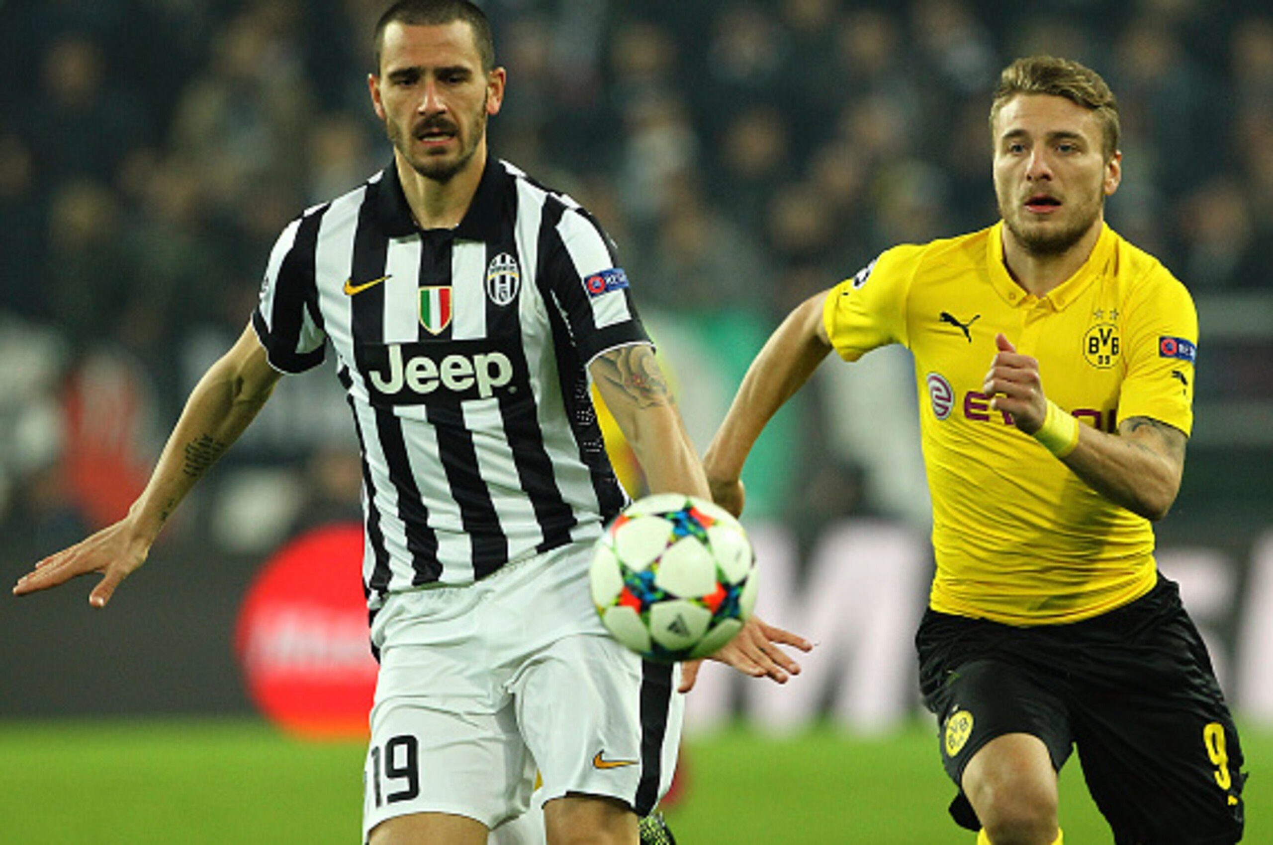 TURIN, ITALY - FEBRUARY 24:  Ciro Immobile (R) of Borussia Dortmund competes for the ball with Leonardo Bonucci (L) of Juventus FC during the UEFA Champions League Round of 16 match between Juventus and Borussia Dortmund at Juventus Arena on February 24, 
