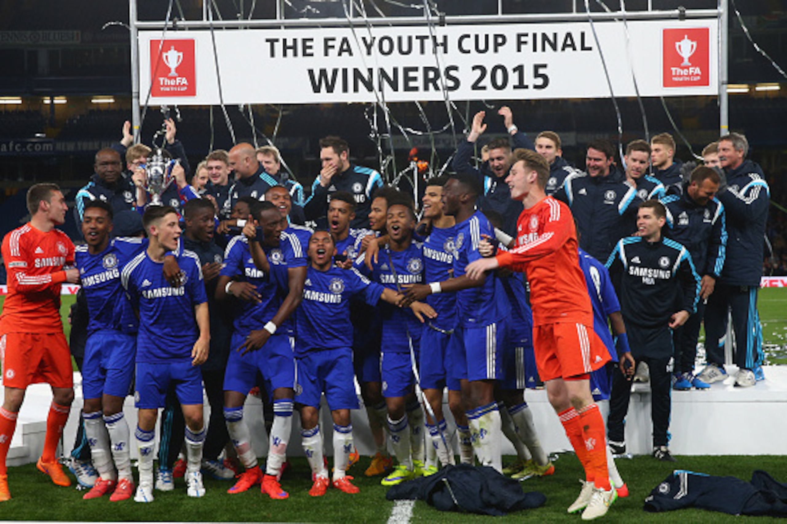 LONDON, ENGLAND - APRIL 27:  Chelsea players celebrate with the trophy after winning the FA Youth Cup Fina, Second Leg match between Chelsea and Manchester City at Stamford Bridge on April 27, 2015 in London, England.  (Photo by Ian Walton/Getty Images)