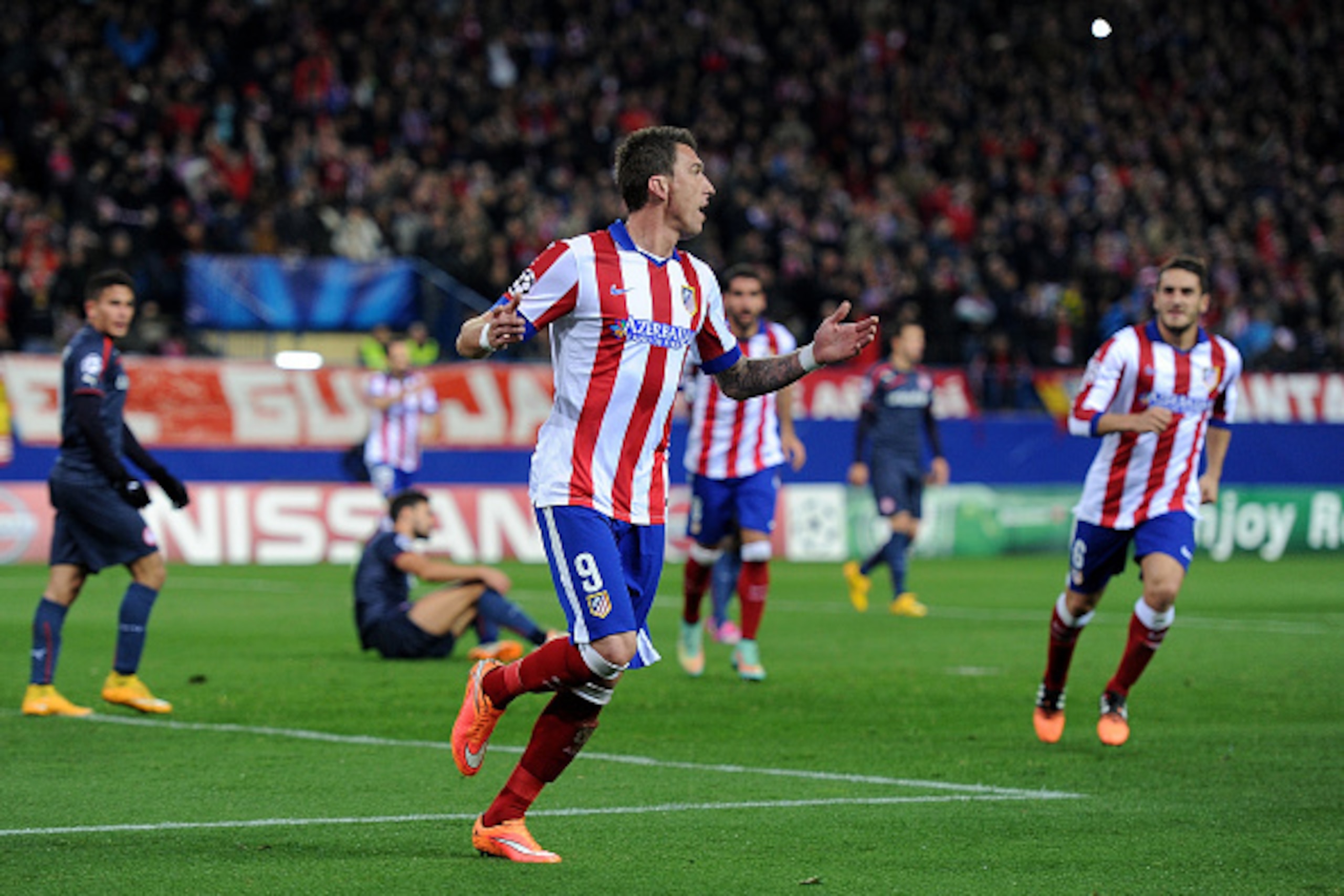 MADRID, SPAIN - NOVEMBER 26:  Mario Mandzukic of Club Atletico de Madrid  celebrates after scoring his team's 4th goal during the UEFA Champions League Group A match between Club Atletico de Madrid and Olympiacos FC at Vicente Calderon Stadium on November