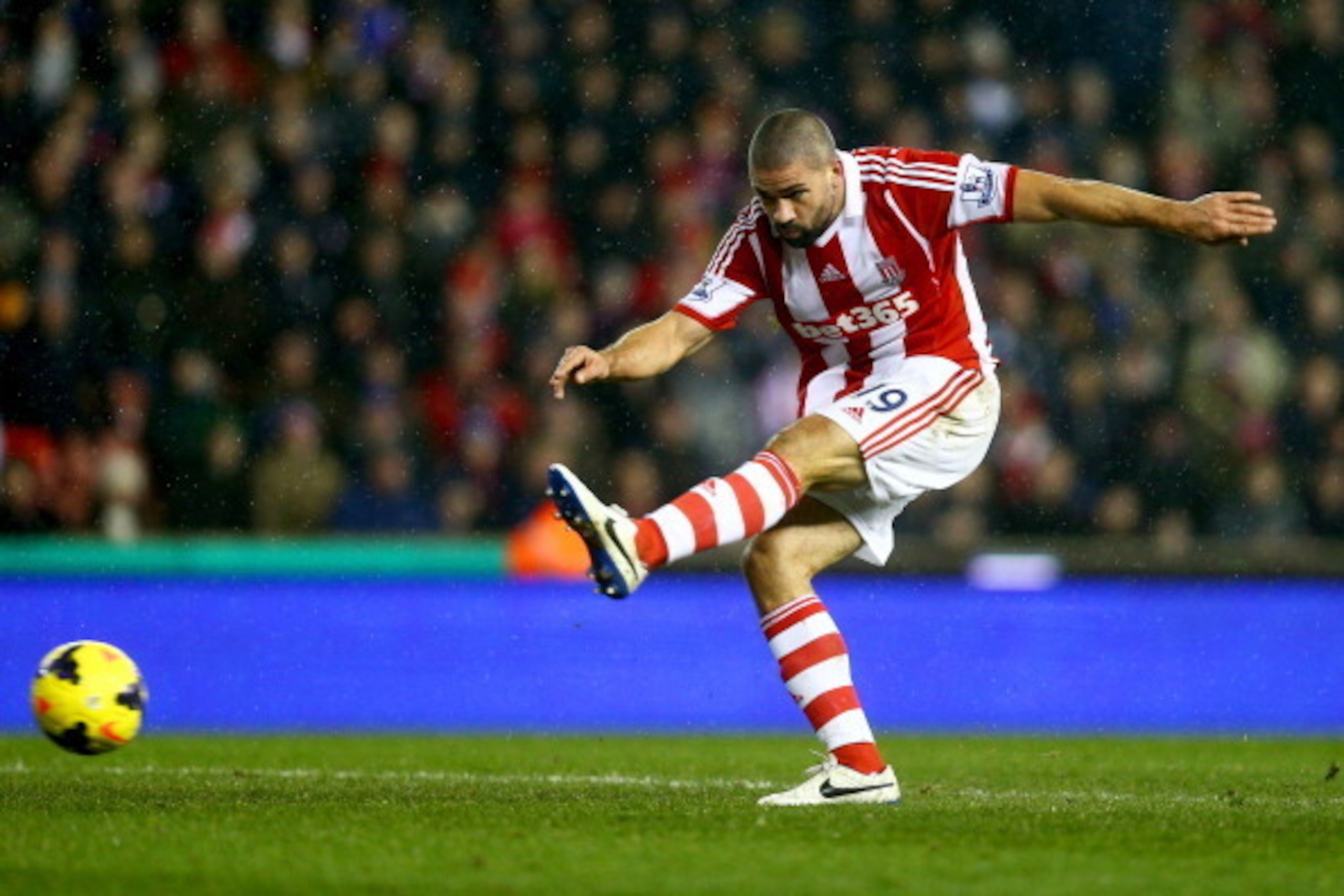 STOKE ON TRENT, ENGLAND - JANUARY 12:  Jonathan Walters of Stoke City scores their third goal during the Barclays Premier League match between Stoke City and Liverpool at Britannia Stadium on January 12, 2014 in Stoke on Trent, England.  (Photo by Clive M