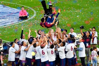 BARCELONA, SPAIN - MAY 23:  FC Barcelona players throw Xavi Hernandez of FC Barcelona into the air at the end of the La Liga match between FC Barcelona and RC Deportivo de la Coruna at Camp Nou on May 23, 2015 in Barcelona, Spain.  (Photo by David Ramos/G