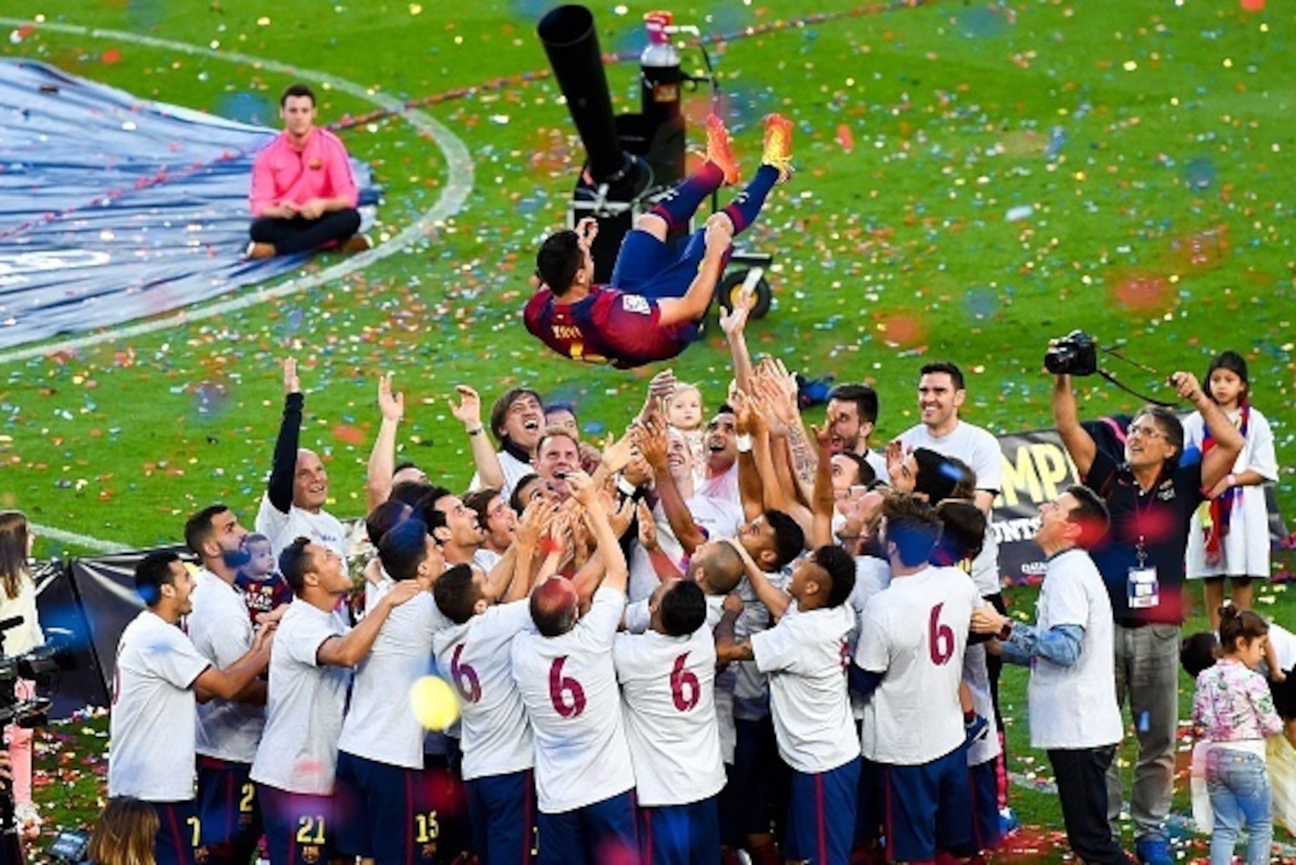 BARCELONA, SPAIN - MAY 23: FC Barcelona players throw Xavi Hernandez of FC Barcelona into the air at the end of the La Liga match between FC Barcelona and RC Deportivo de la Coruna at Camp Nou on May 23, 2015 in Barcelona, Spain. (Photo by David Ramos/G BARCELONA, SPAIN - MAY 23: FC Barcelona players throw Xavi Hernandez of FC Barcelona into the air at the end of the La Liga match between FC Barcelona and RC Deportivo de la Coruna at Camp Nou on May 23, 2015 in Barcelona, Spain. (Photo by David Ramos/G