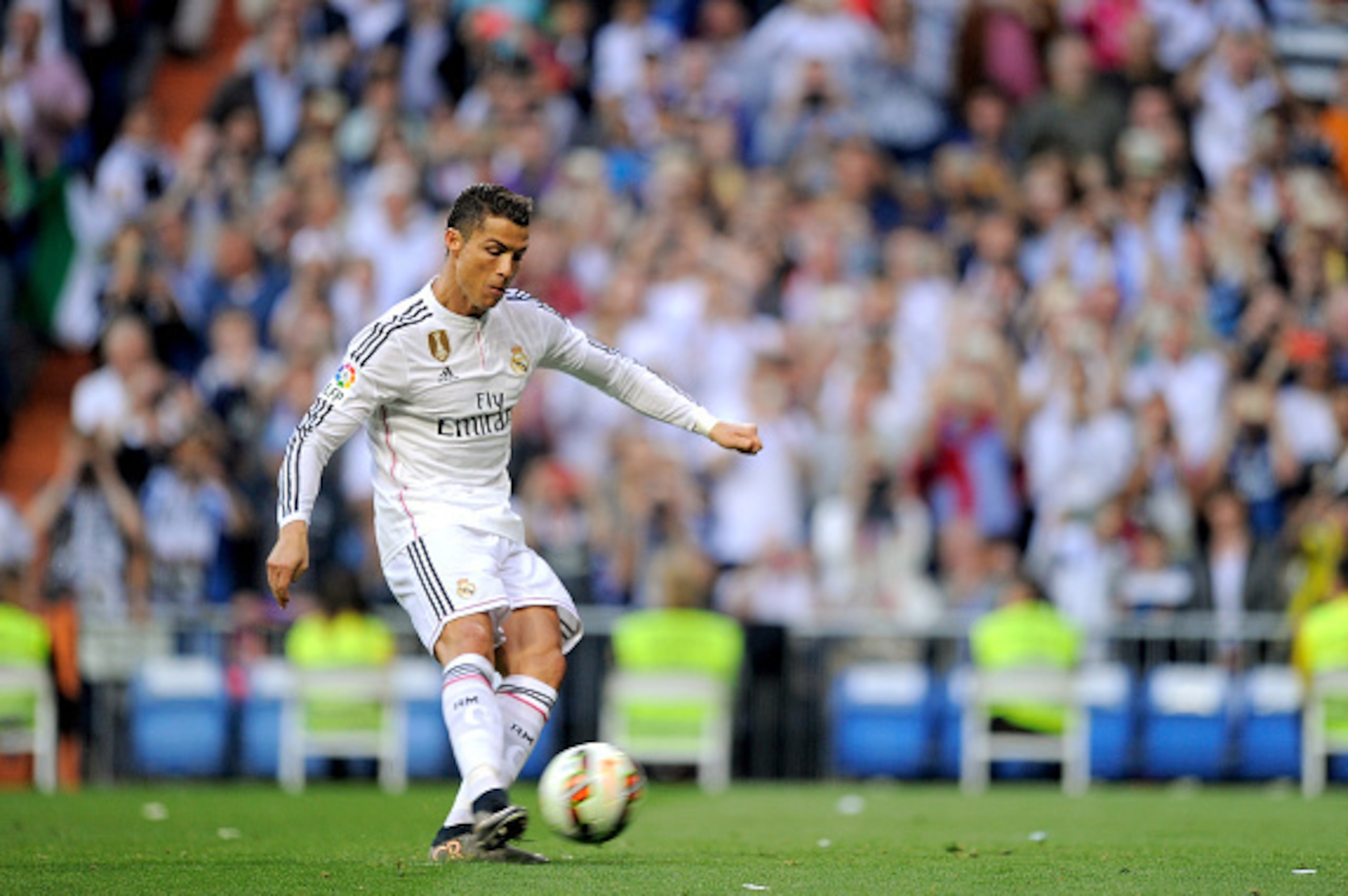 MADRID, SPAIN - MAY 23:  Cristiano Ronaldo of Real Madrid scores his team's 2nd goal from a free kick during the La Liga match between Real Madrid CF and Getafe CF at Estadio Santiago Bernabeu on May 23, 2015 in Madrid, Spain.  (Photo by Denis Doyle/Getty