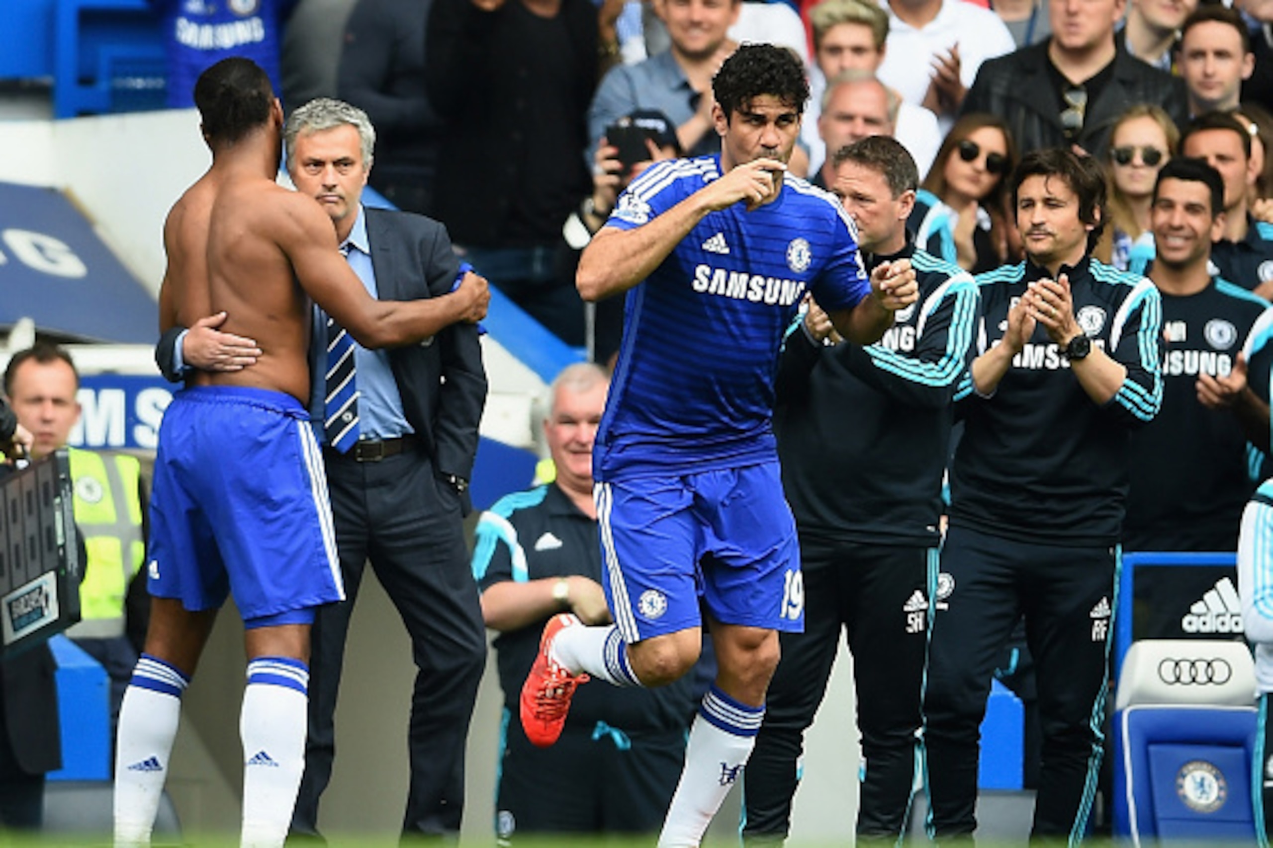 LONDON, ENGLAND - MAY 24: Jose Mourinho manager of Chelsea and Didier Drogba of Chelsea hug as he is replaced to Diego Costa during the Barclays Premier League match between Chelsea and Sunderland at Stamford Bridge on May 24, 2015 in London, England.  (P
