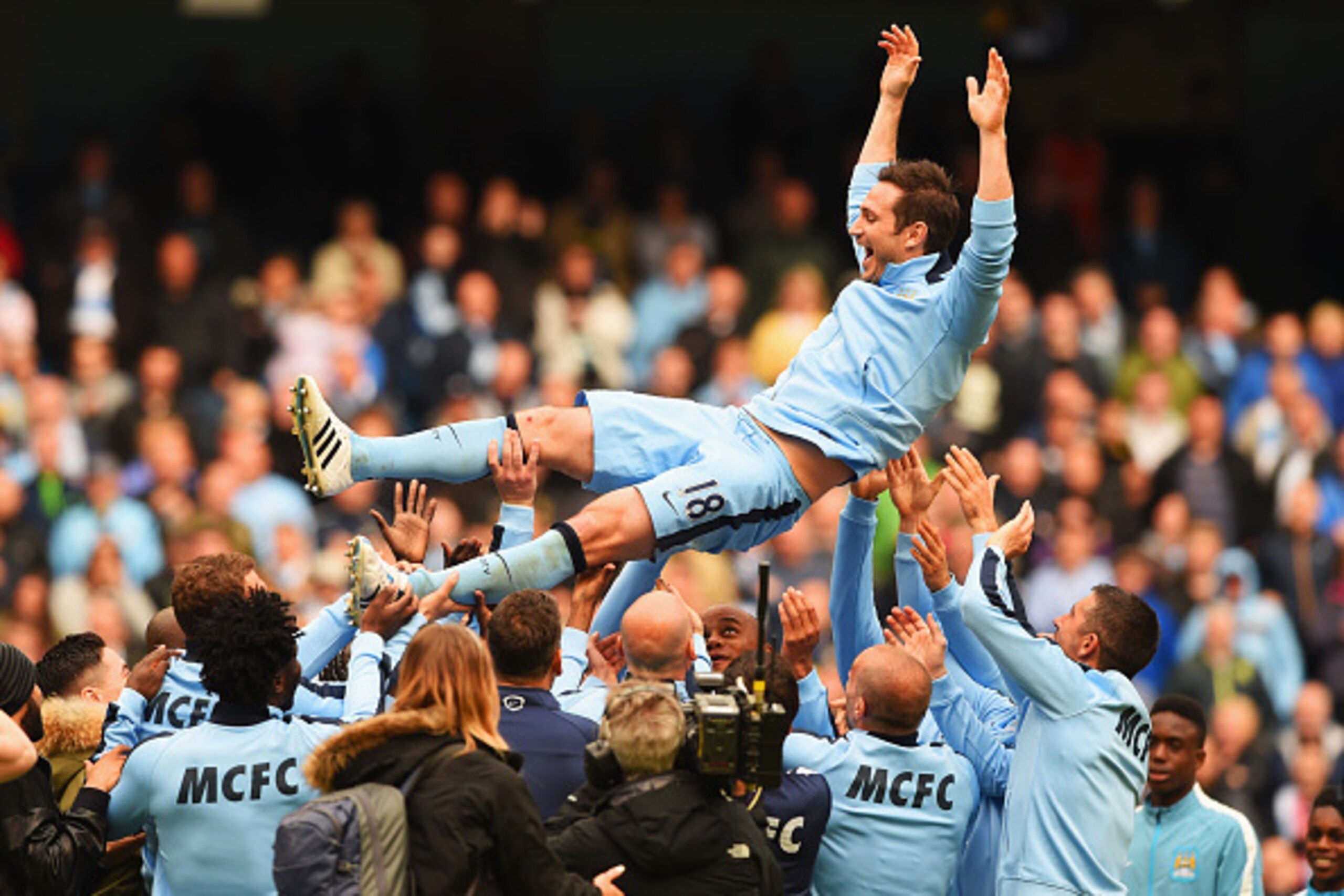 MANCHESTER, ENGLAND - MAY 24: Frank Lampard of Manchester City is thrown into the air by his team mates after the Barclays Premier League match between Manchester City and Southampton at Etihad Stadium on May 24, 2015 in Manchester, England. (Photo by S MANCHESTER, ENGLAND - MAY 24: Frank Lampard of Manchester City is thrown into the air by his team mates after the Barclays Premier League match between Manchester City and Southampton at Etihad Stadium on May 24, 2015 in Manchester, England. (Photo by S