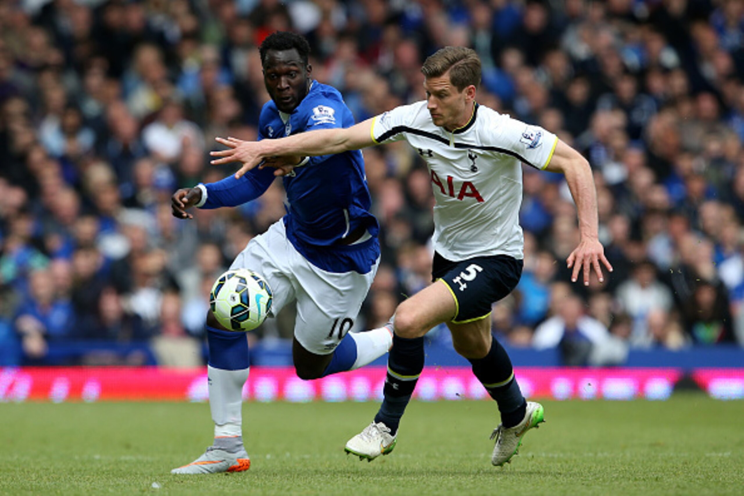 LIVERPOOL, ENGLAND - MAY 24:  Romelu Lukaku of Everton and Jan Vertonghen of Spurs compete for the ball during the Barclays Premier League match between Everton and Tottenham Hotspur at Goodison Park on May 24, 2015 in Liverpool, England.  (Photo by Jan K