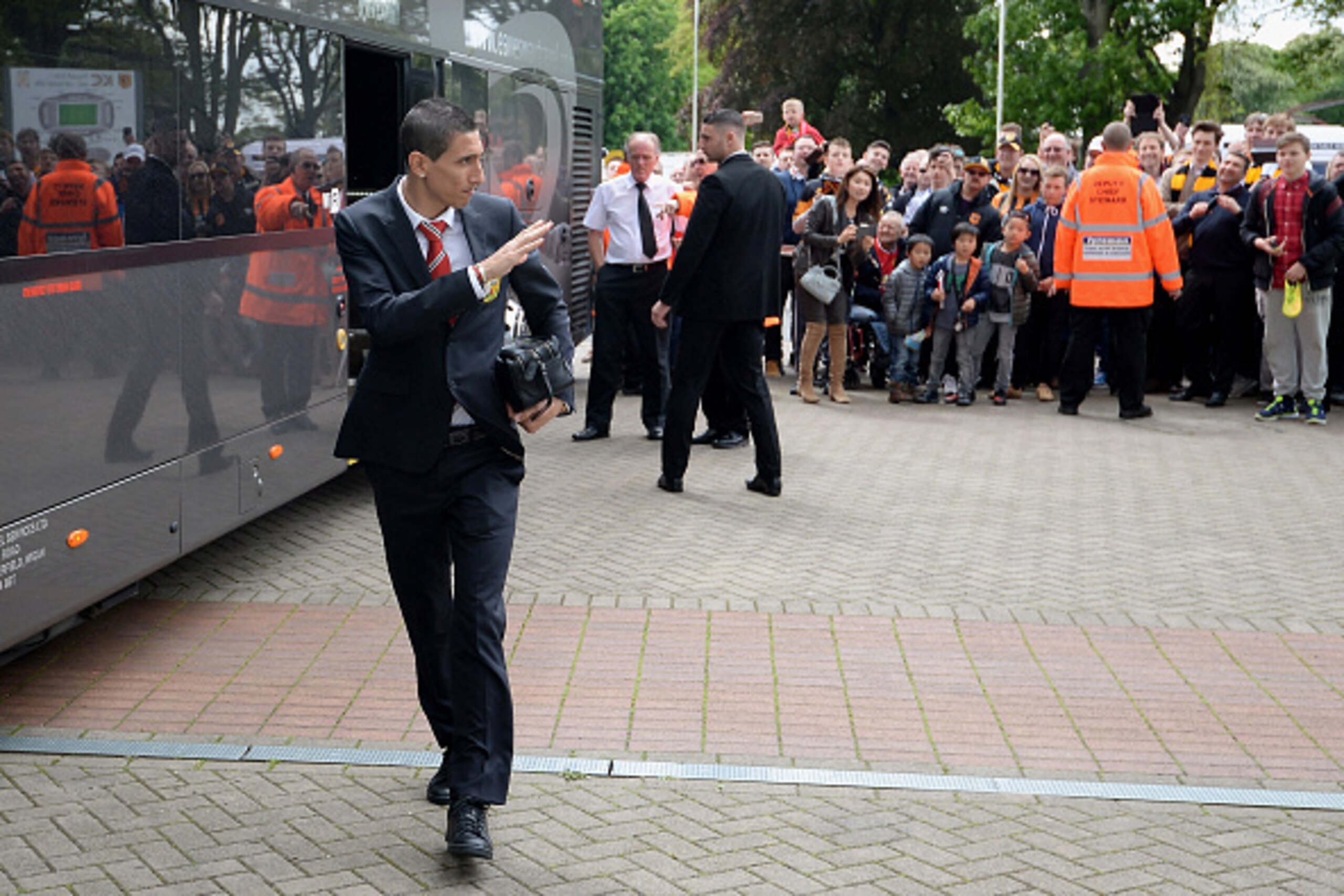 HULL, ENGLAND - MAY 24:  Angel di Maria of Manchester United waves to the fans on arrival at the stadium prior to the Barclays Premier League match between Hull City and Manchester United at KC Stadium on May 24, 2015 in Hull, England.  (Photo by Nigel Ro