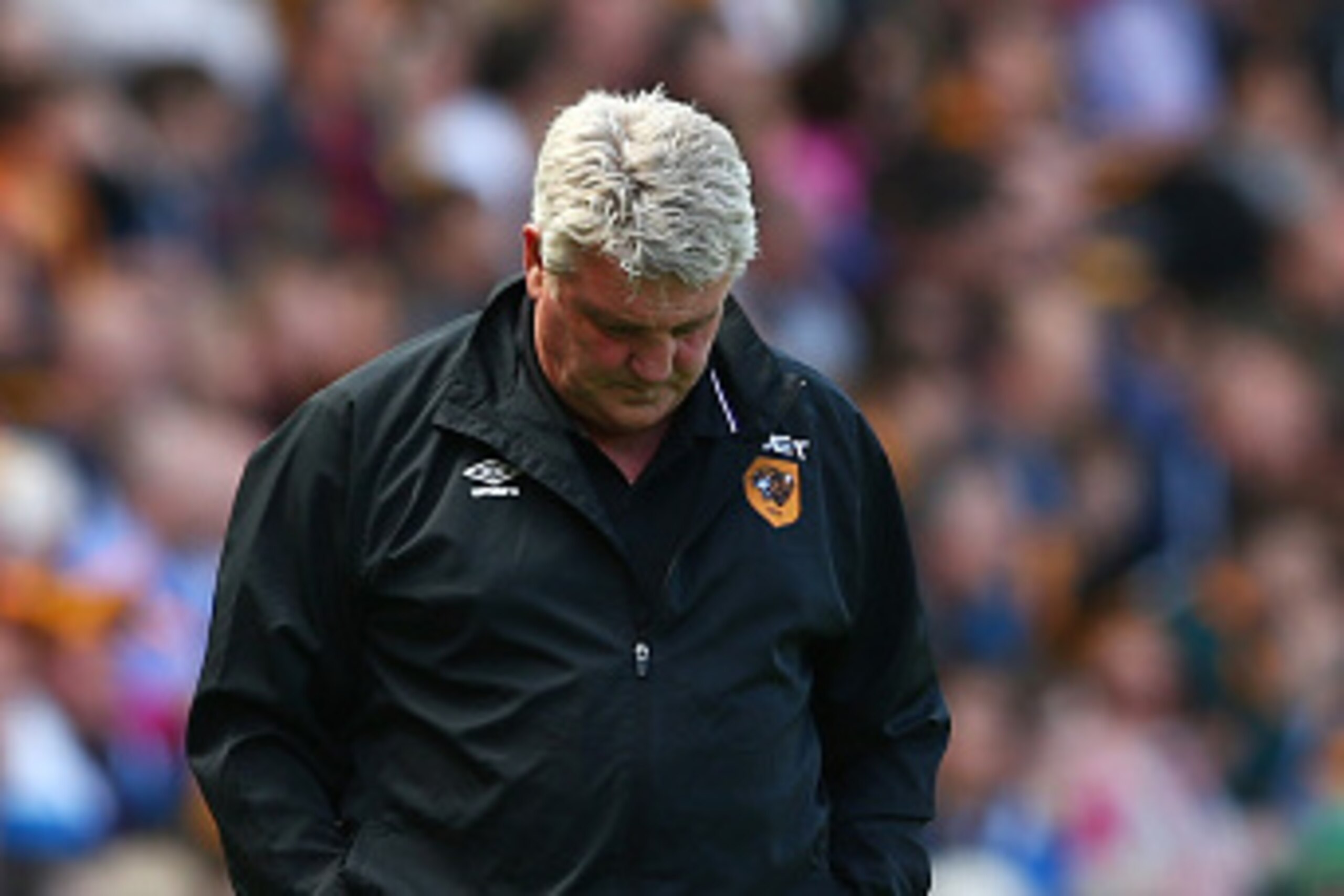 HULL, ENGLAND - MAY 24:  Steve Bruce manager of Hull City gestures during the Barclays Premier League match between Hull City and Manchester United at KC Stadium on May 24, 2015 in Hull, England.  (Photo by Matthew Lewis/Getty Images)