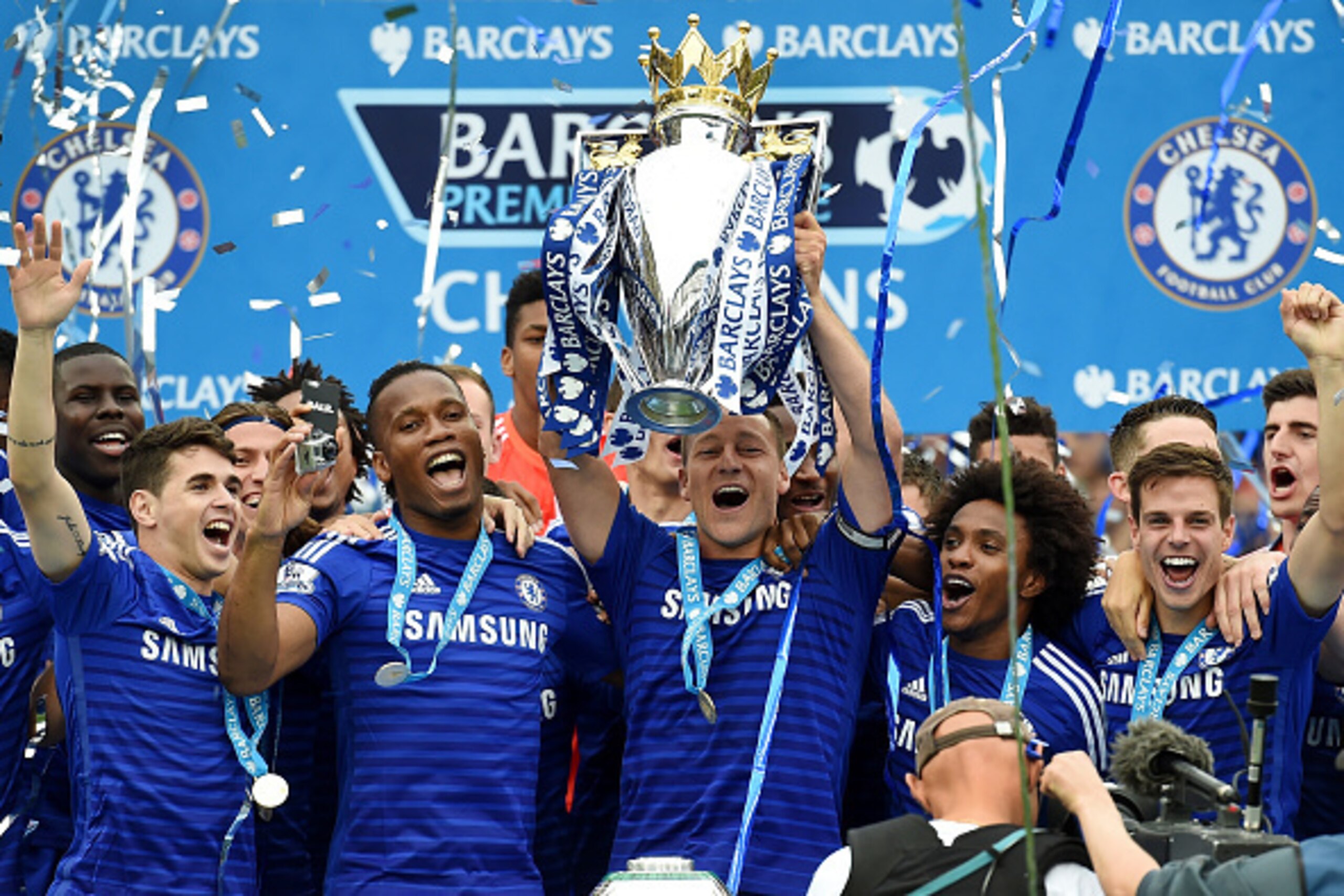 LONDON, ENGLAND - MAY 24:  John Terry of Chelsea lifts the trophy after the Barclays Premier League match between Chelsea and Sunderland at Stamford Bridge on May 24, 2015 in London, England.  (Photo by Michael Regan/Getty Images)