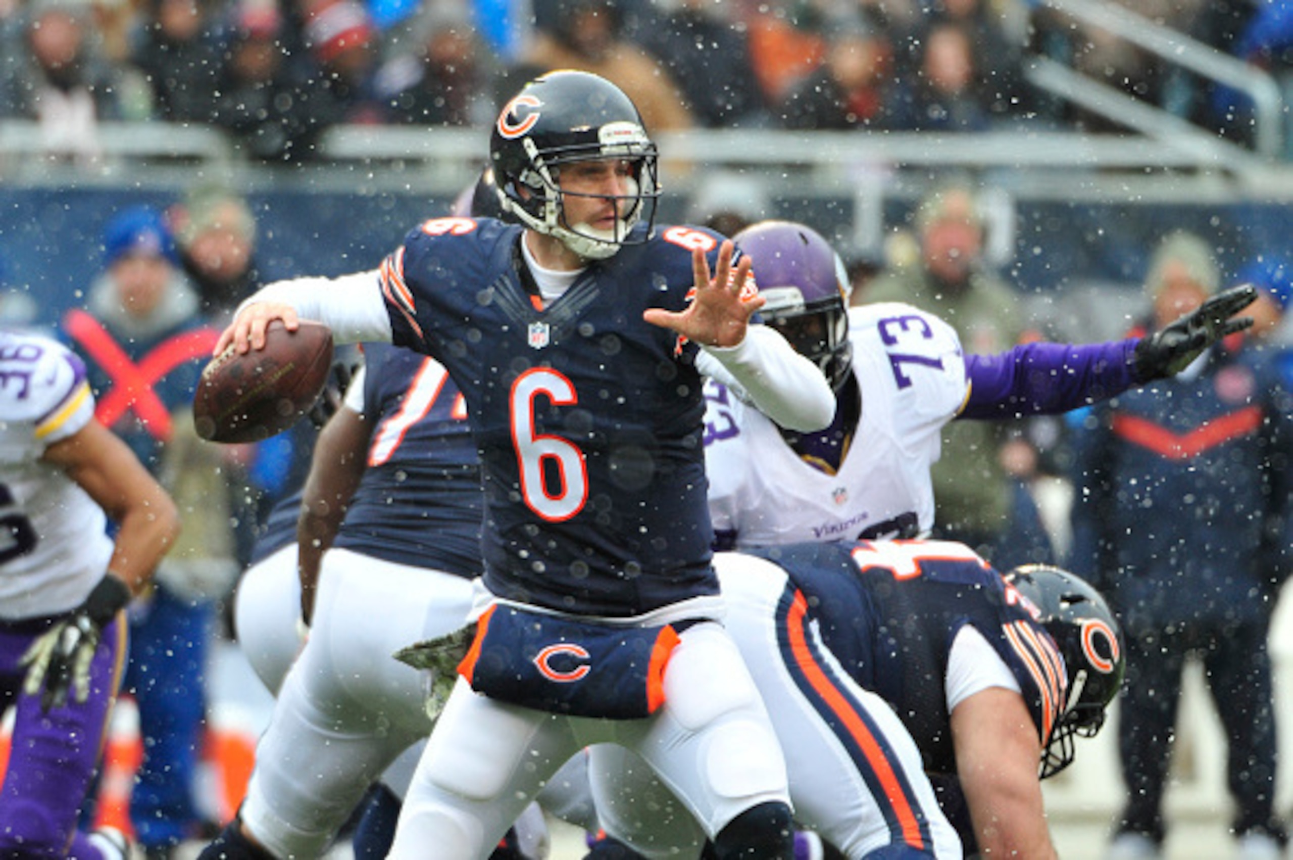 CHICAGO, IL - NOVEMBER 16: Jay Cutler #6 of the Chicago Bears passes against the Minnesota Vikings on November 16, 2014 at Soldier Field in Chicago, Illinois.  (Photo by David Banks/Getty Images)