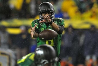 EUGENE, OR. - SEPTEMBER 28: Quarterback Marcus Mariota #8 of the Oregon Ducks handles the snap during the second quarter of the game against the California Golden Bears at Autzen Stadium on September 28, 2013 in Eugene, Oregon. (Photo by Steve Dykes/Getty