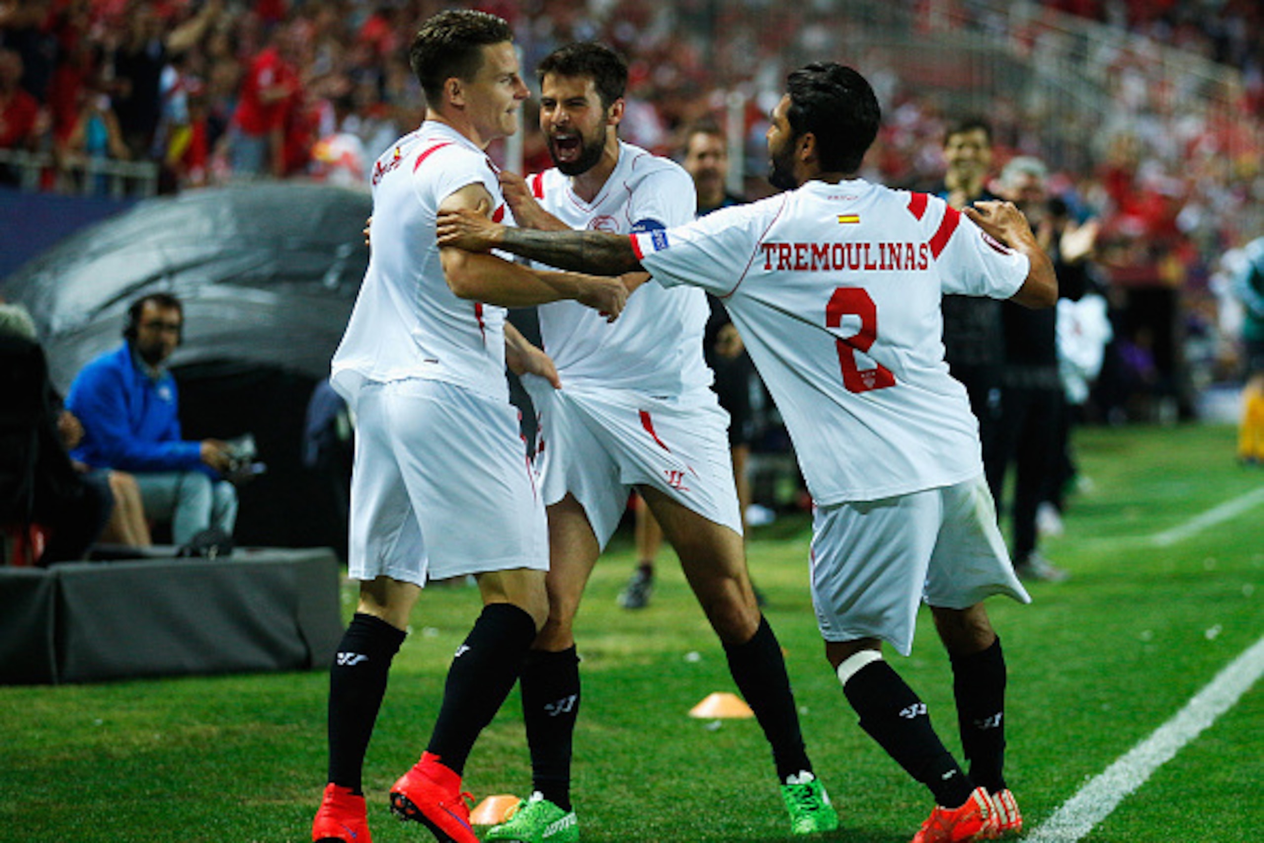 SEVILLE, SPAIN - MAY 07: Kevin Gameiro (L) of Sevilla celebrates scoring his team's third goal with team mate Coke (C) and Benoit Tremoulinas during the UEFA Europa League Semi Final first leg match between FC Sevilla and ACF Fiorentina at Estadio Ramon SEVILLE, SPAIN - MAY 07: Kevin Gameiro (L) of Sevilla celebrates scoring his team's third goal with team mate Coke (C) and Benoit Tremoulinas during the UEFA Europa League Semi Final first leg match between FC Sevilla and ACF Fiorentina at Estadio Ramon