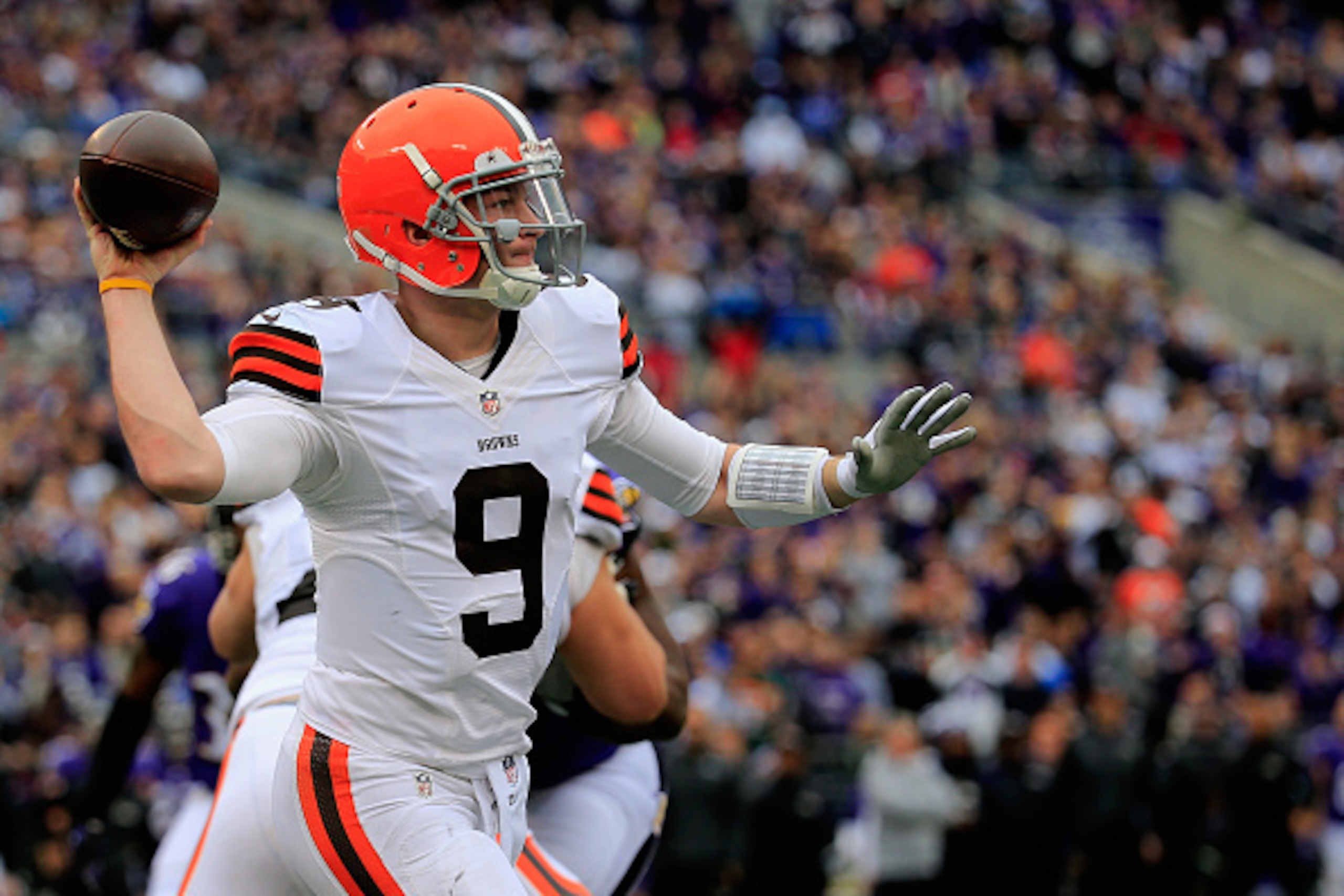 BALTIMORE, MD - DECEMBER 28: Quarterback Connor Shaw #9 of the Cleveland Browns thows a pass in the second quarter of a game against the Baltimore Ravens at M&T Bank Stadium on December 28, 2014 in Baltimore, Maryland. (Photo by Rob Carr/Getty Images) BALTIMORE, MD - DECEMBER 28: Quarterback Connor Shaw #9 of the Cleveland Browns thows a pass in the second quarter of a game against the Baltimore Ravens at M&T Bank Stadium on December 28, 2014 in Baltimore, Maryland. (Photo by Rob Carr/Getty Images)