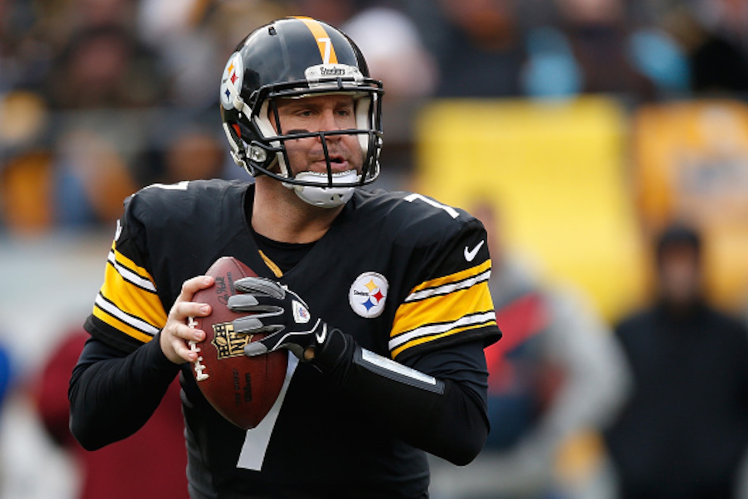 PITTSBURGH, PA - DECEMBER 21:  Ben Roethlisberger #7 of the Pittsburgh Steelers looks to pass during the second quarter against the Kansas City Chiefs at Heinz Field on December 21, 2014 in Pittsburgh, Pennsylvania.  (Photo by Gregory Shamus/Getty Images)