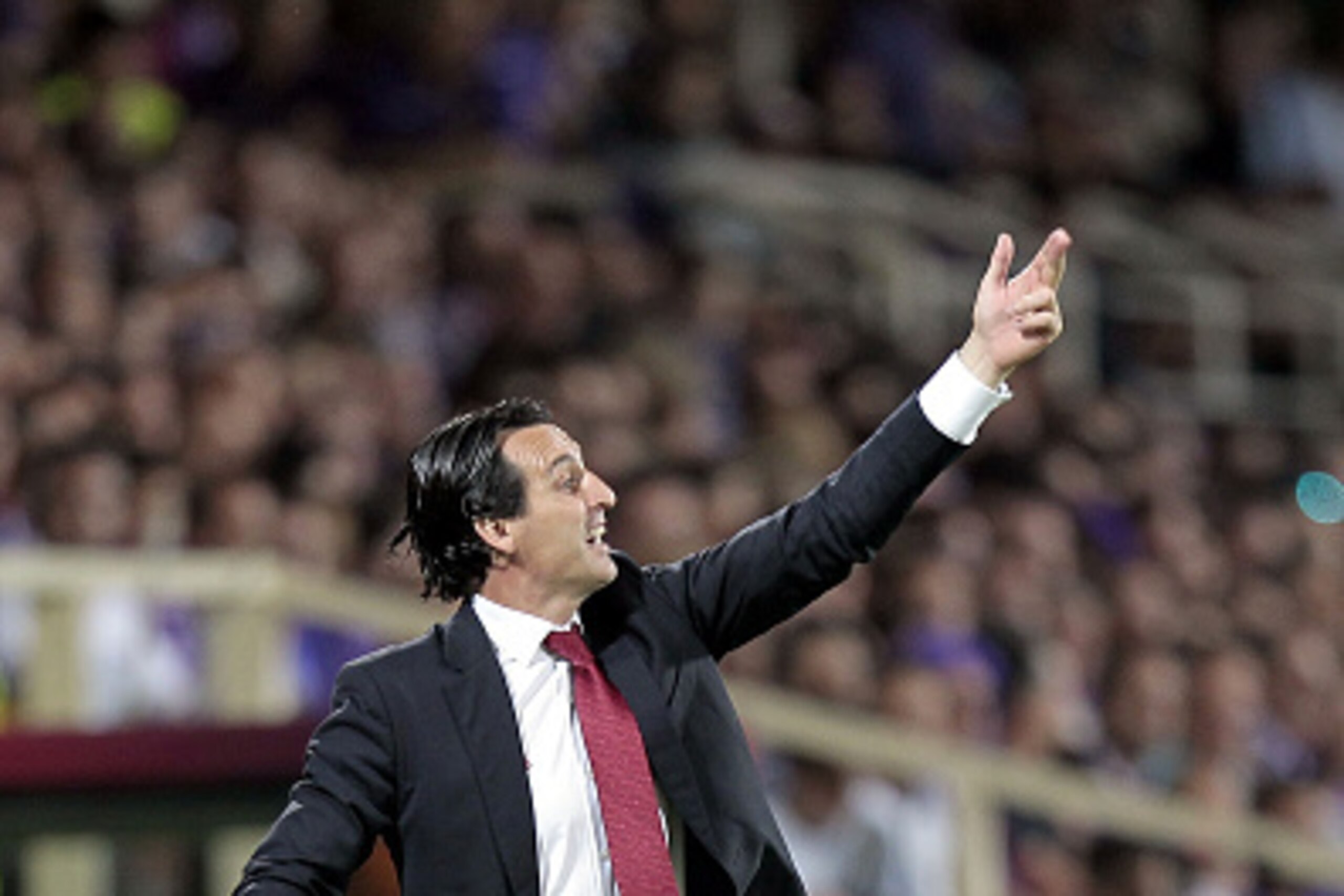 FLORENCE, ITALY - MAY 14: Unai Emery manager of FC Sevilla shouts instructions to his players during the UEFA Europa League Semi Final match between ACF Fiorentina and FC Sevilla on May 14, 2015 in Florence, Italy. (Photo by Gabriele Maltinti/Getty Image FLORENCE, ITALY - MAY 14: Unai Emery manager of FC Sevilla shouts instructions to his players during the UEFA Europa League Semi Final match between ACF Fiorentina and FC Sevilla on May 14, 2015 in Florence, Italy. (Photo by Gabriele Maltinti/Getty Image