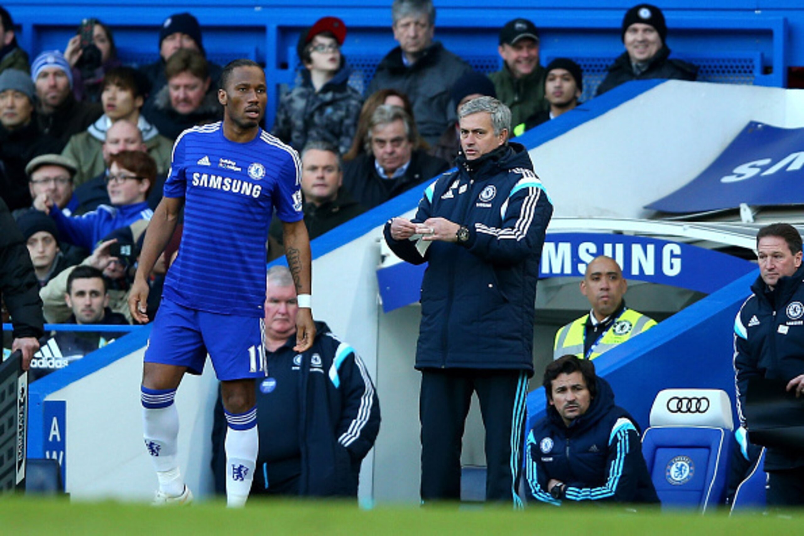 LONDON, ENGLAND - FEBRUARY 21: Jose Mourinho the manager of Chelsea sends on Didier Drogba of Chelsea as a second half substitiute during the Barclays Premier League match between Chelsea and Burnley at Stamford Bridge on February 21, 2015 in London, Eng LONDON, ENGLAND - FEBRUARY 21: Jose Mourinho the manager of Chelsea sends on Didier Drogba of Chelsea as a second half substitiute during the Barclays Premier League match between Chelsea and Burnley at Stamford Bridge on February 21, 2015 in London, Eng