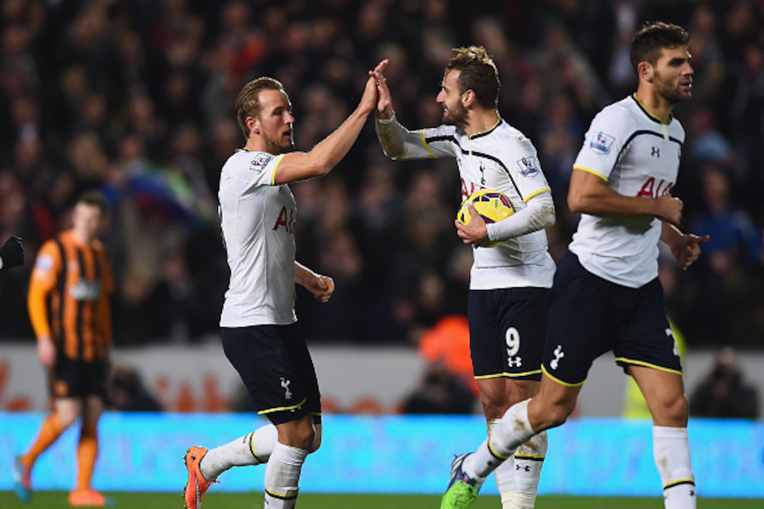 HULL, ENGLAND - NOVEMBER 23: Harry Kane (L) of Tottenham Hotspur celebrates his goal with Roberto Soldado during the Barclays Premier League match between Hull City and Tottenham Hotspur at KC Stadium on November 23, 2014 in Hull, England. (Photo by Lau HULL, ENGLAND - NOVEMBER 23: Harry Kane (L) of Tottenham Hotspur celebrates his goal with Roberto Soldado during the Barclays Premier League match between Hull City and Tottenham Hotspur at KC Stadium on November 23, 2014 in Hull, England. (Photo by Lau
