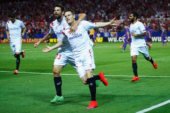 SEVILLE, SPAIN - MAY 07:  Kevin Gameiro of Sevilla celebrates scoring his team's third goal with team mate Coke of Sevilla during the UEFA Europa League Semi Final first leg match between FC Sevilla and ACF Fiorentina at Estadio Ramon Sanchez Pizjuan on M