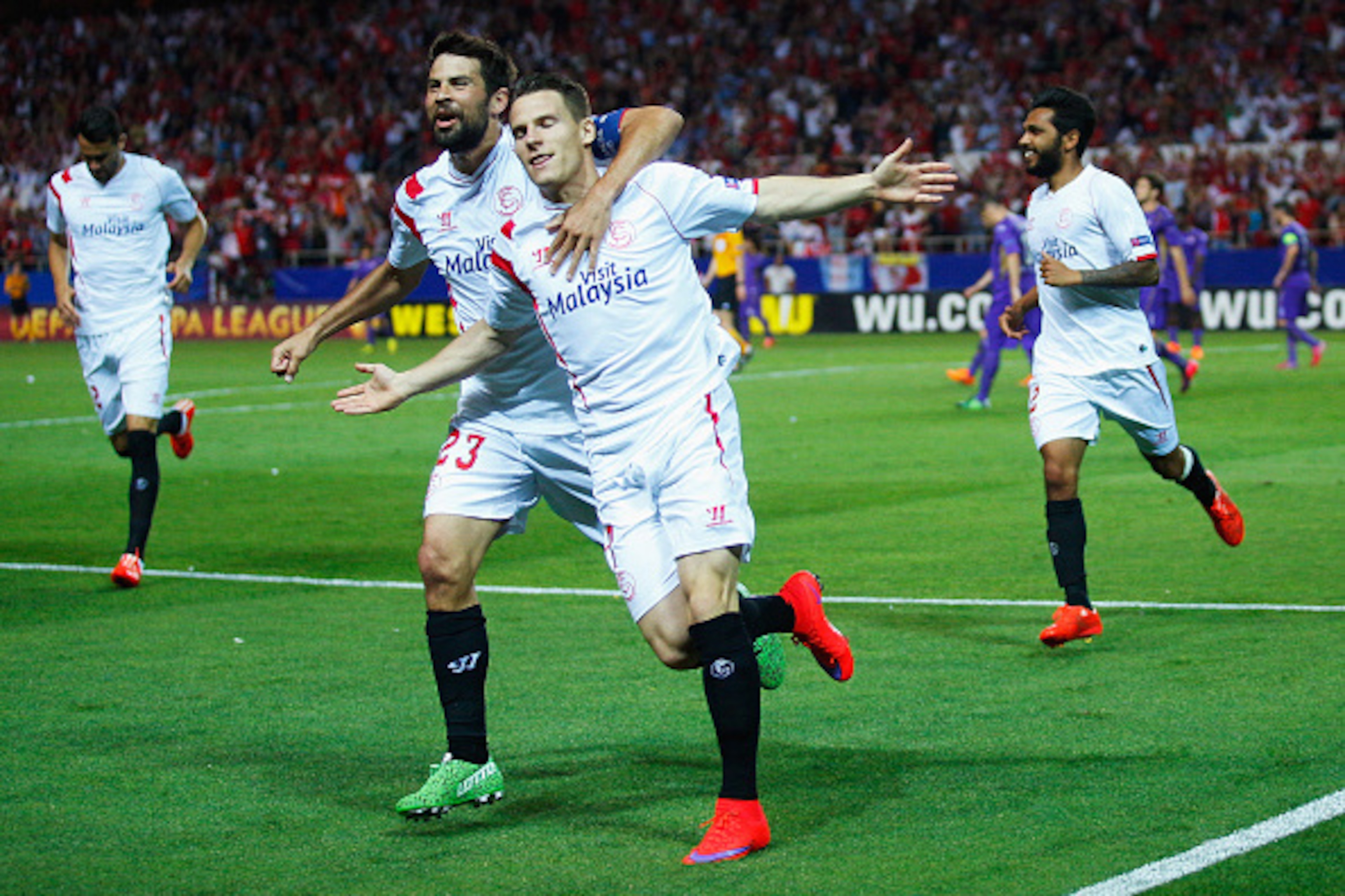SEVILLE, SPAIN - MAY 07:  Kevin Gameiro of Sevilla celebrates scoring his team's third goal with team mate Coke of Sevilla during the UEFA Europa League Semi Final first leg match between FC Sevilla and ACF Fiorentina at Estadio Ramon Sanchez Pizjuan on M