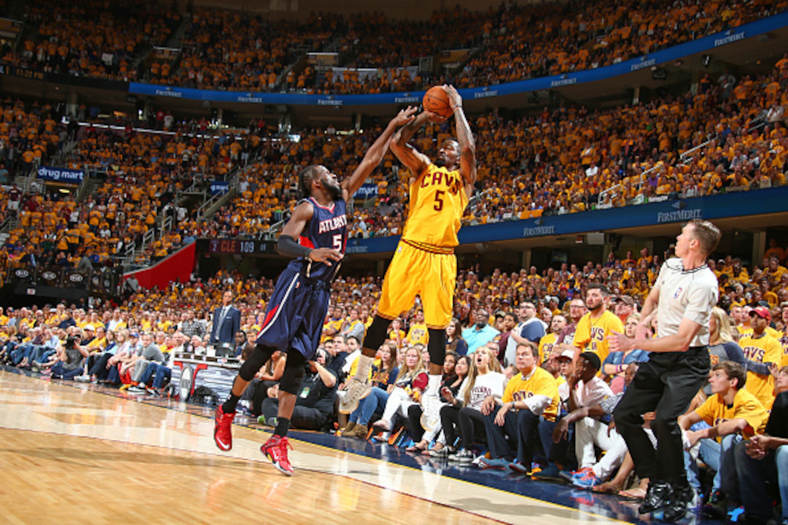 CLEVELAND, OH - MAY 24: J.R. Smith #5 of the Cleveland Cavaliers shoots the ball against DeMarre Carroll #5 of the Atlanta Hawks in Game Three of the Eastern Conference Finals during the 2015 NBA Playoffs on May 24, 2015 at Quicken Loans Arena in Clevela CLEVELAND, OH - MAY 24: J.R. Smith #5 of the Cleveland Cavaliers shoots the ball against DeMarre Carroll #5 of the Atlanta Hawks in Game Three of the Eastern Conference Finals during the 2015 NBA Playoffs on May 24, 2015 at Quicken Loans Arena in Clevela