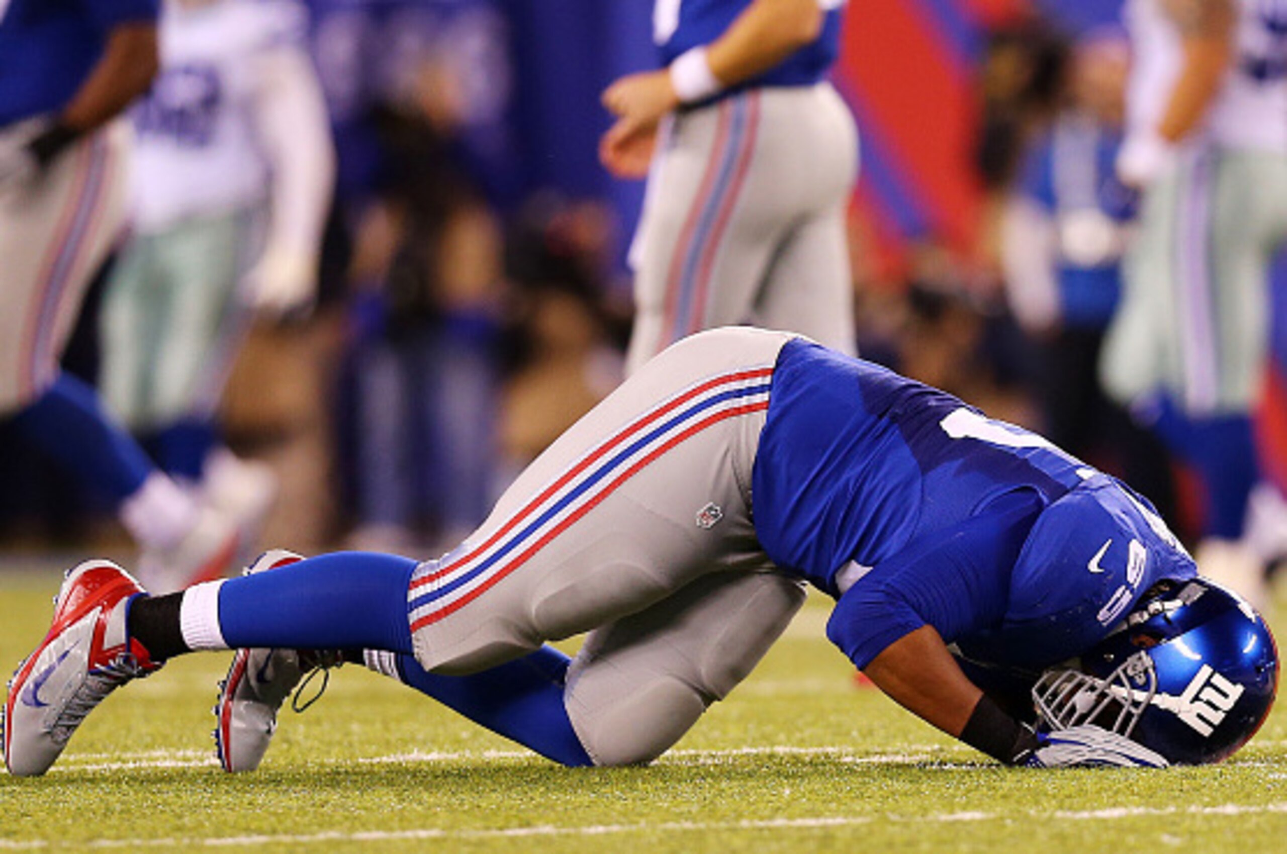 EAST RUTHERFORD, NJ - NOVEMBER 23:   Will Beatty #65 of the New York Giants reacts as he is injured in the fourth quarter against the Dallas Cowboys at MetLife Stadium on November 23, 2014 in East Rutherford, New Jersey.  (Photo by Elsa/Getty Images)