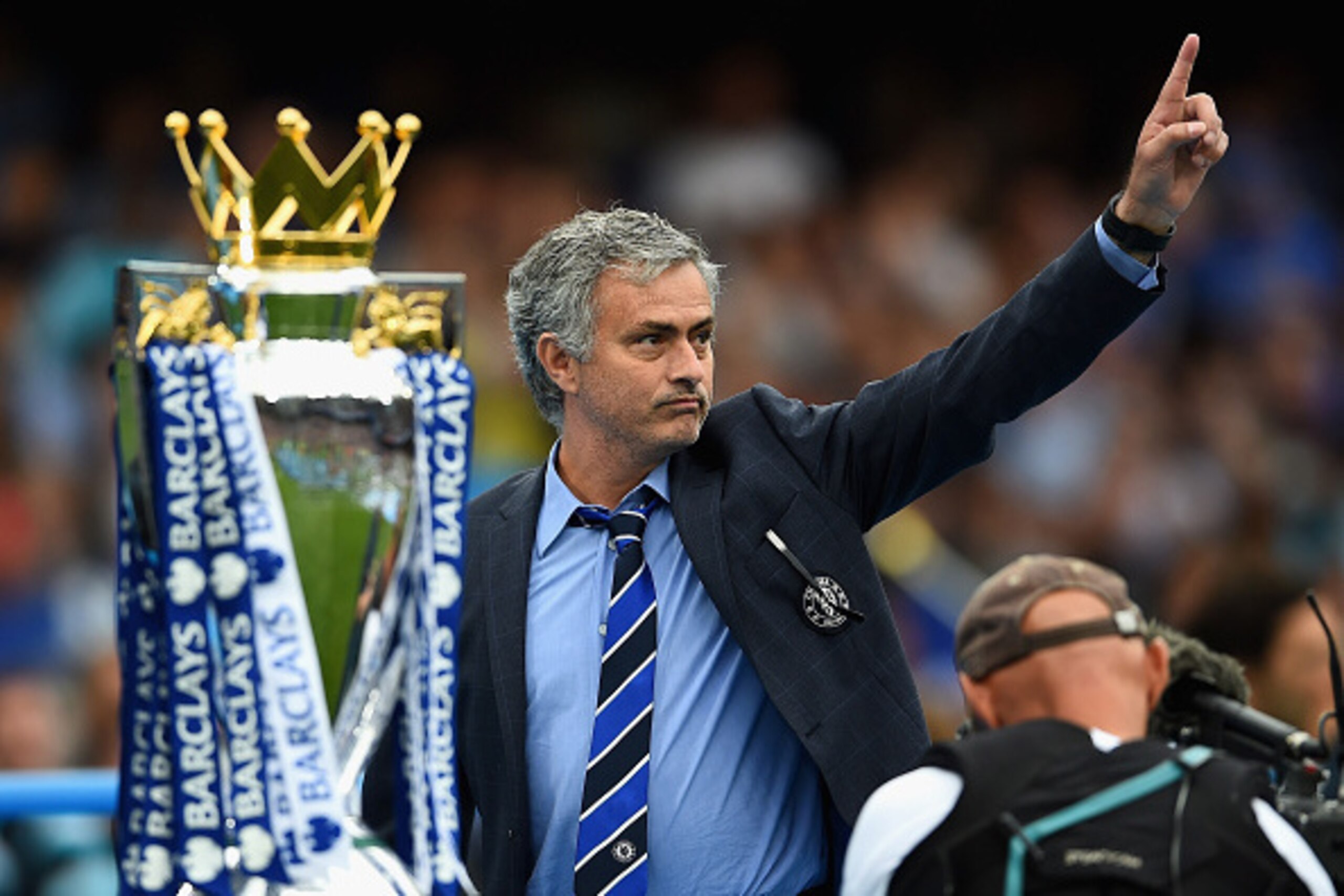 LONDON, ENGLAND - MAY 24:  Jose Mourinho manager of Chelsea celebrates the Premier League title after the Barclays Premier League match between Chelsea and Sunderland at Stamford Bridge on May 24, 2015 in London, England.  (Photo by Laurence Griffiths/Get