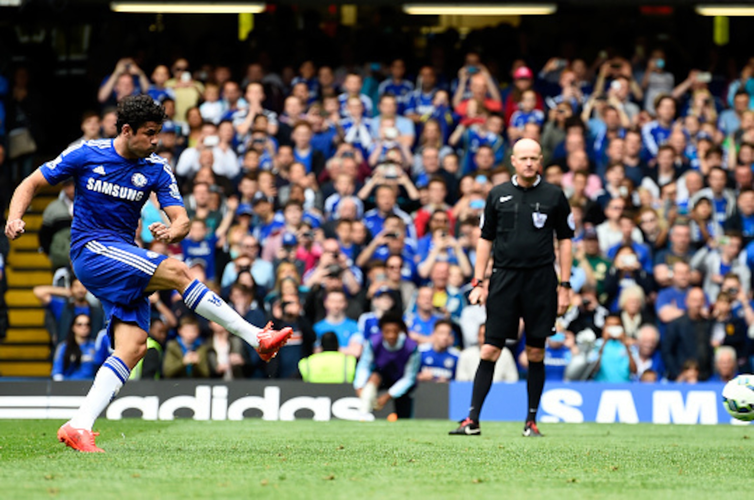 LONDON, ENGLAND - MAY 24: Diego Costa of Chelsea scores his team's first goal from the penalty spot during the Barclays Premier League match between Chelsea and Sunderland at Stamford Bridge on May 24, 2015 in London, England.  (Photo by Mike Hewitt/Getty