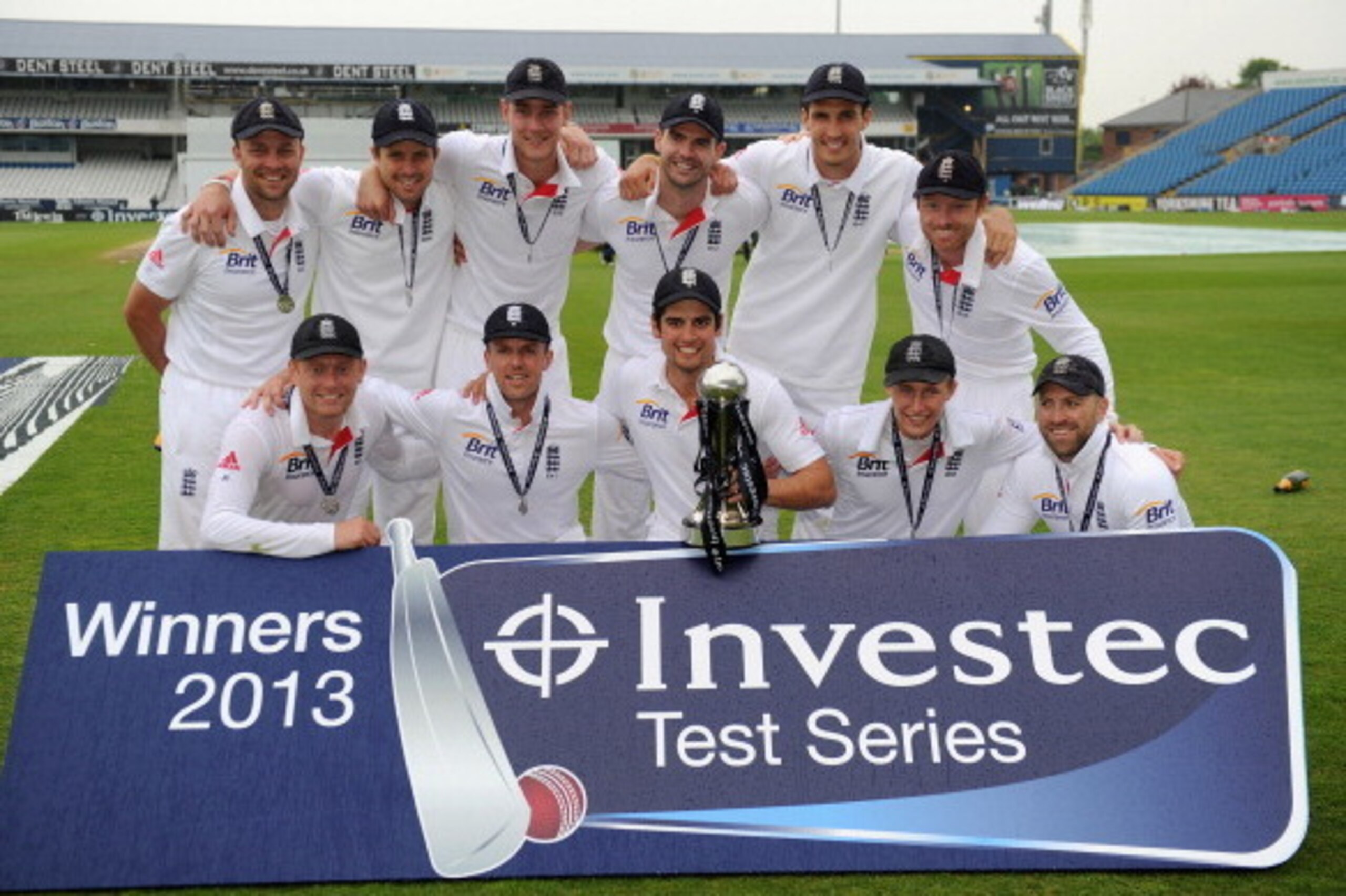 LEEDS, ENGLAND - MAY 28:  England celebrate after winning the 2nd Investec Test match between England and New Zealand at Headingley on May 28, 2013 in Leeds, England.  (Photo by Gareth Copley/Getty Images)