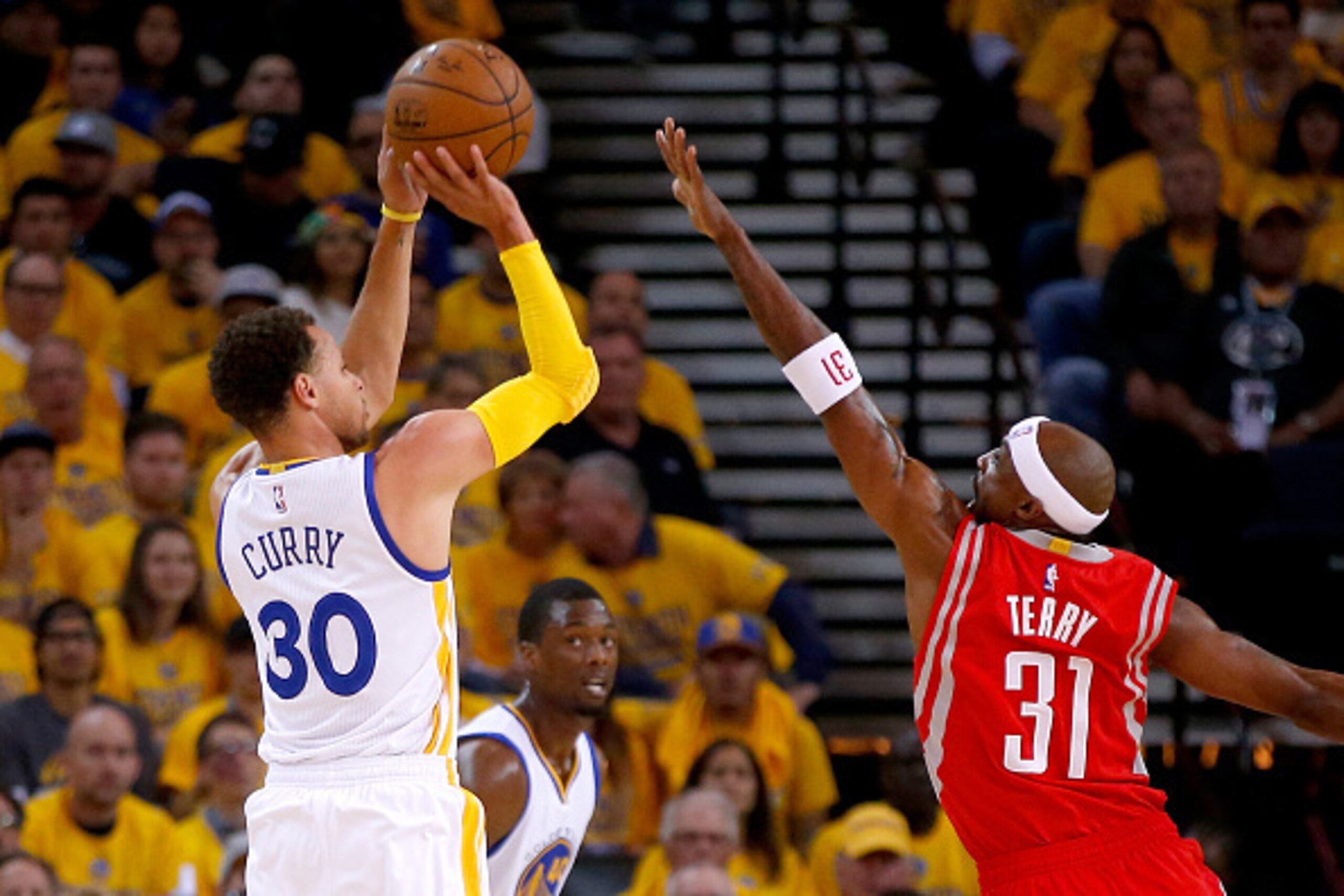 OAKLAND, CA - MAY 27:  Stephen Curry #30 of the Golden State Warriors shoots the ball against Jason Terry #31 of the Houston Rockets in the first half during game five of the Western Conference Finals of the 2015 NBA Playoffs at ORACLE Arena on May 27, 20