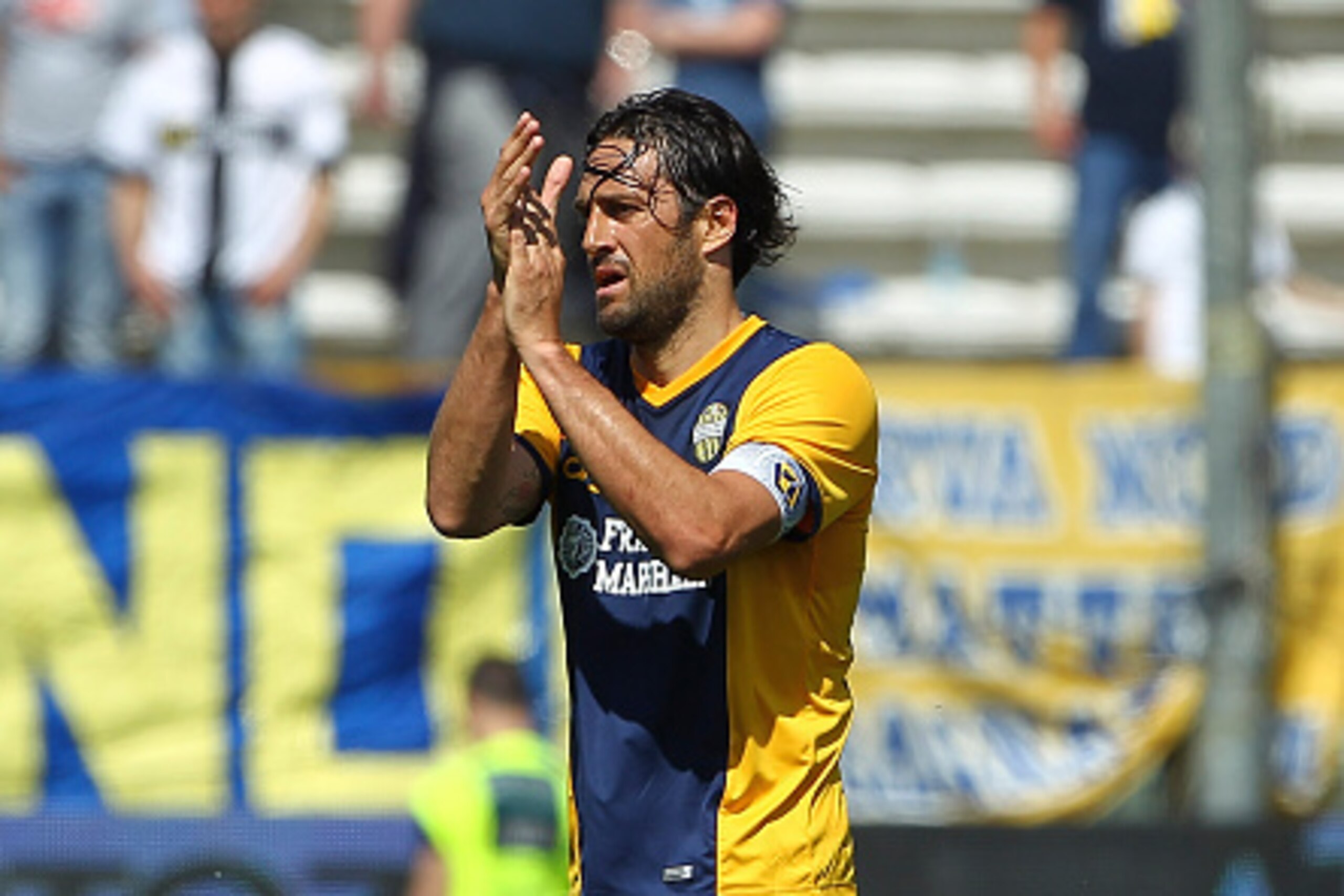PARMA, ITALY - MAY 24:  Luca Toni of Hellas Verona FC celebrates his goal during the Serie A match between Parma FC and Hellas Verona FC at Stadio Ennio Tardini on May 24, 2015 in Parma, Italy.  (Photo by Marco Luzzani/Getty Images)