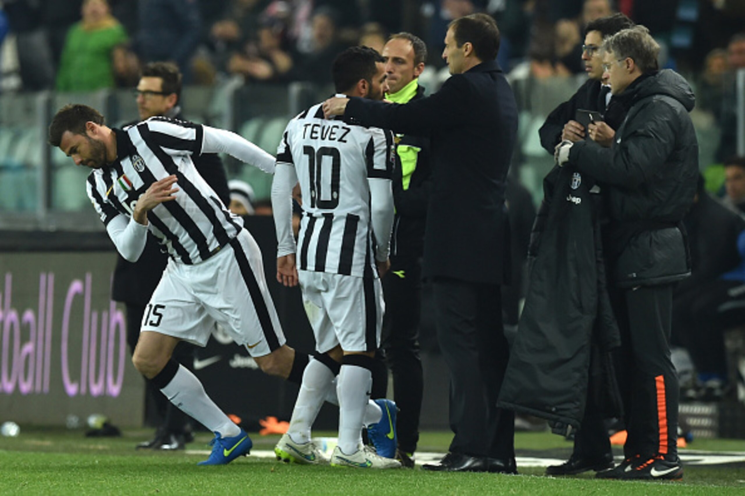TURIN, ITALY - MARCH 09:  Carlos Tevez (R) of Juventus FC is replaced by Andrea Barzagli during the Serie A match between Juventus FC and US Sassuolo Calcio at Juventus Arena on March 9, 2015 in Turin, Italy.  (Photo by Valerio Pennicino/Getty Images)